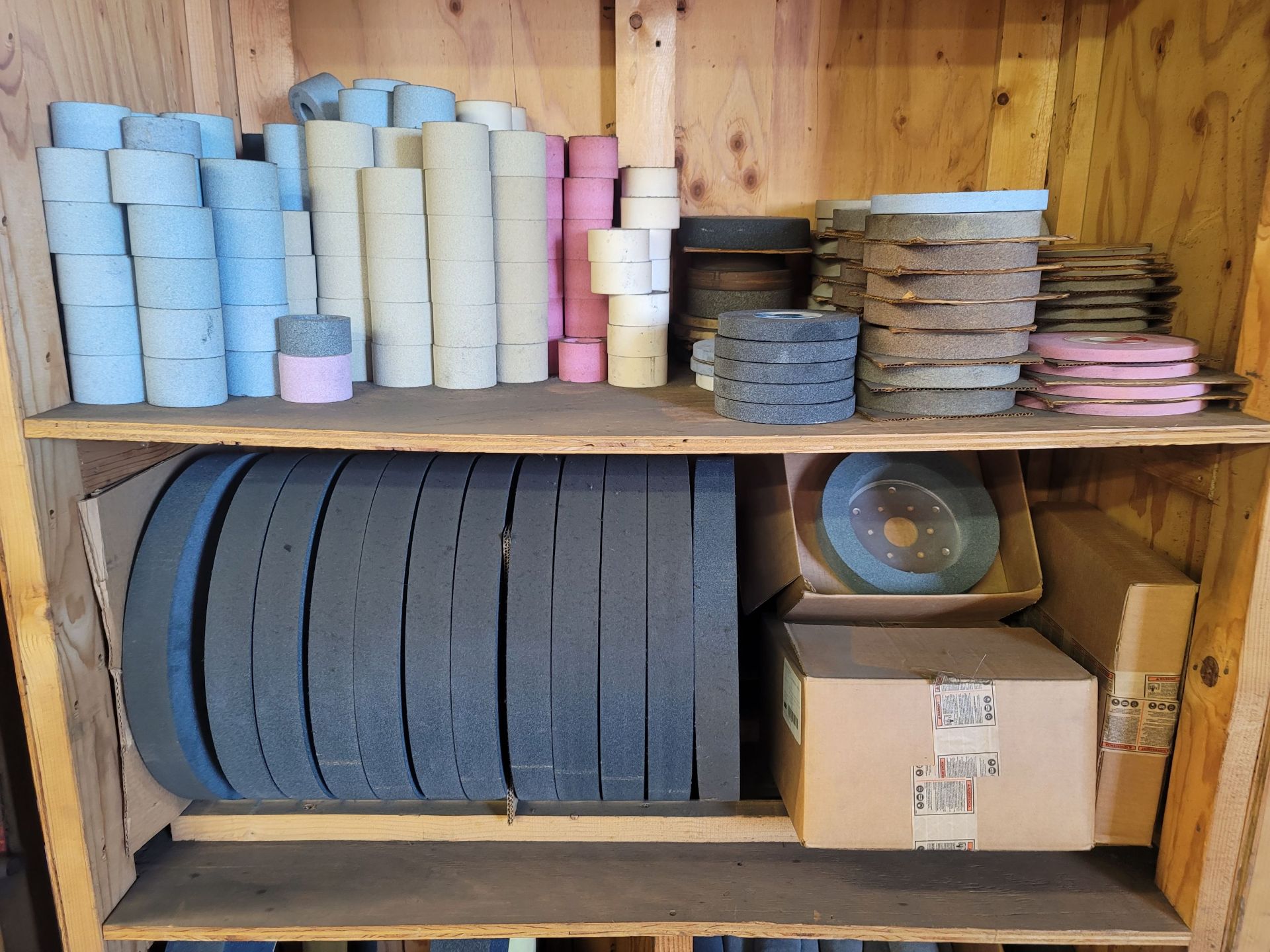 LOT - LARGE QUANTITY OF GRINDING WHEELS, VARIOUS SIZES AND KINDS - Image 3 of 4