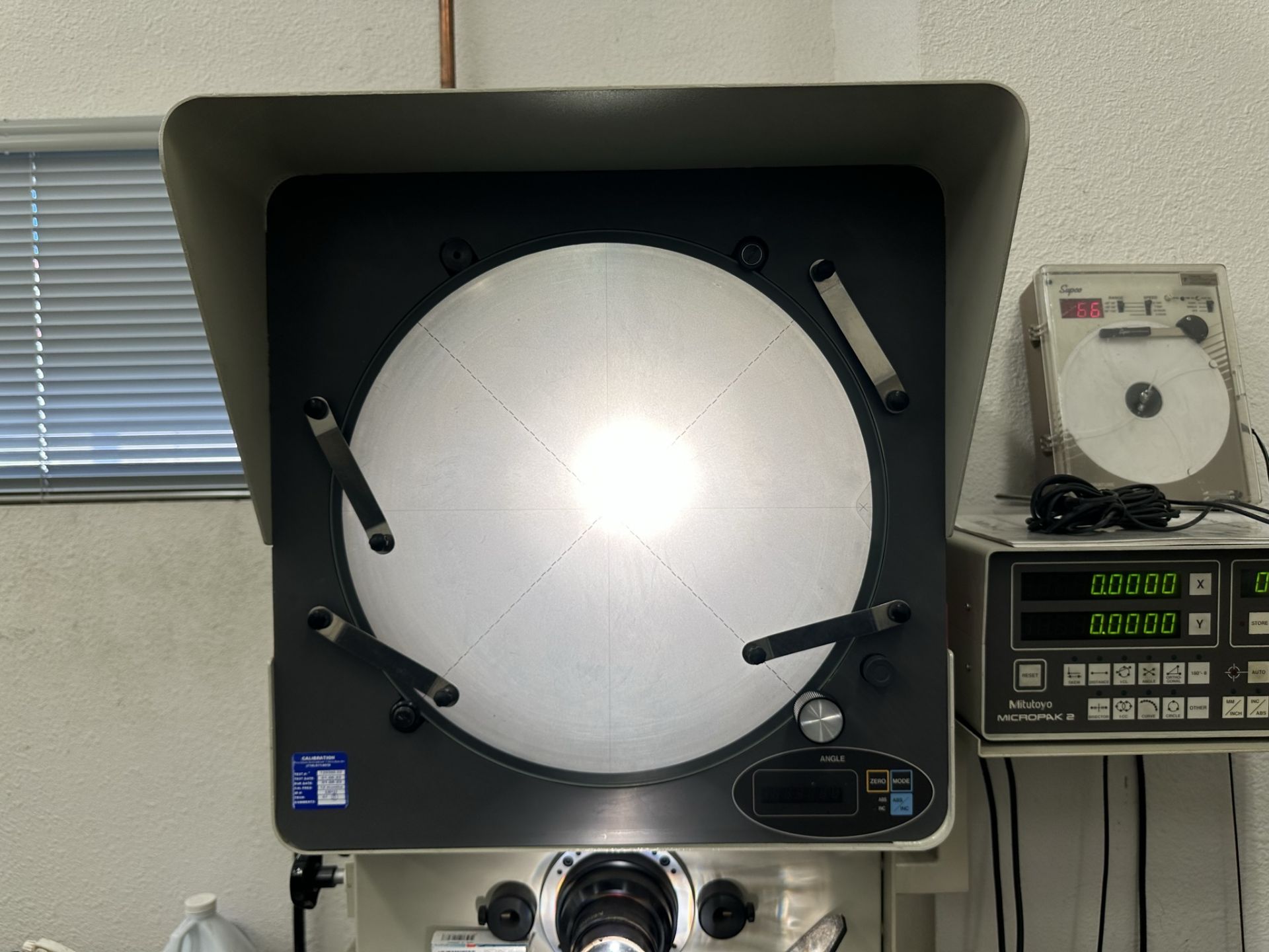 MITUTOYO PH-3500 PROFILE PROJECTOR, W/ MITUTOYO MICROPAK 2 CONTROLS, S/N 172 - Image 6 of 9