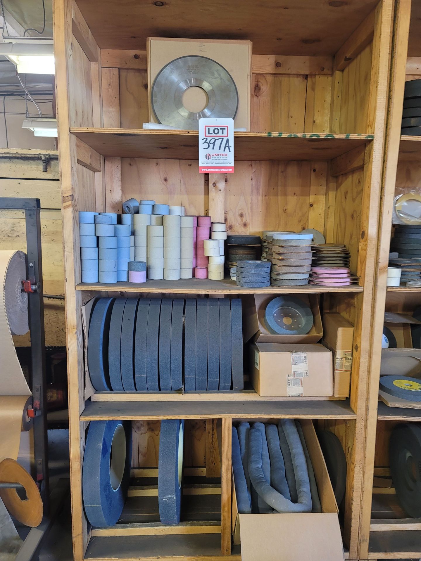 LOT - LARGE QUANTITY OF GRINDING WHEELS, VARIOUS SIZES AND KINDS