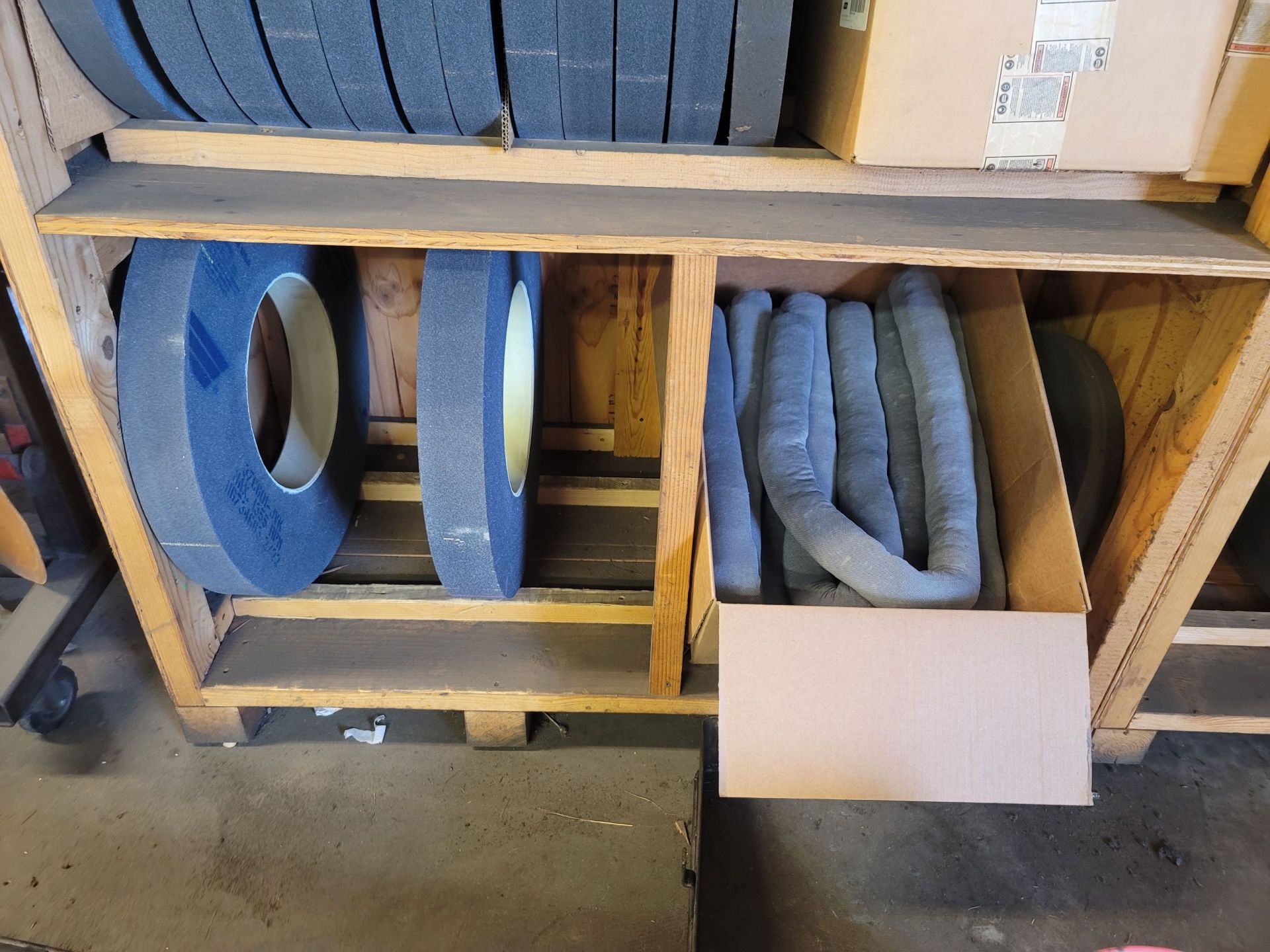 LOT - LARGE QUANTITY OF GRINDING WHEELS, VARIOUS SIZES AND KINDS - Image 4 of 4