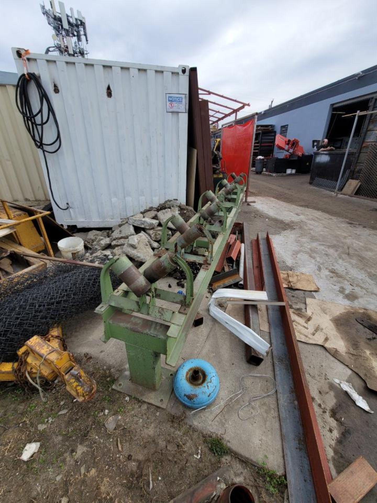 W.A. WHITNEY 18-TON HYDRAULIC ANGLE SHEAR, MODEL 606-250, W/ HYDRAULIC POWER UNIT, W/ CONVEYOR, S/ - Image 6 of 6