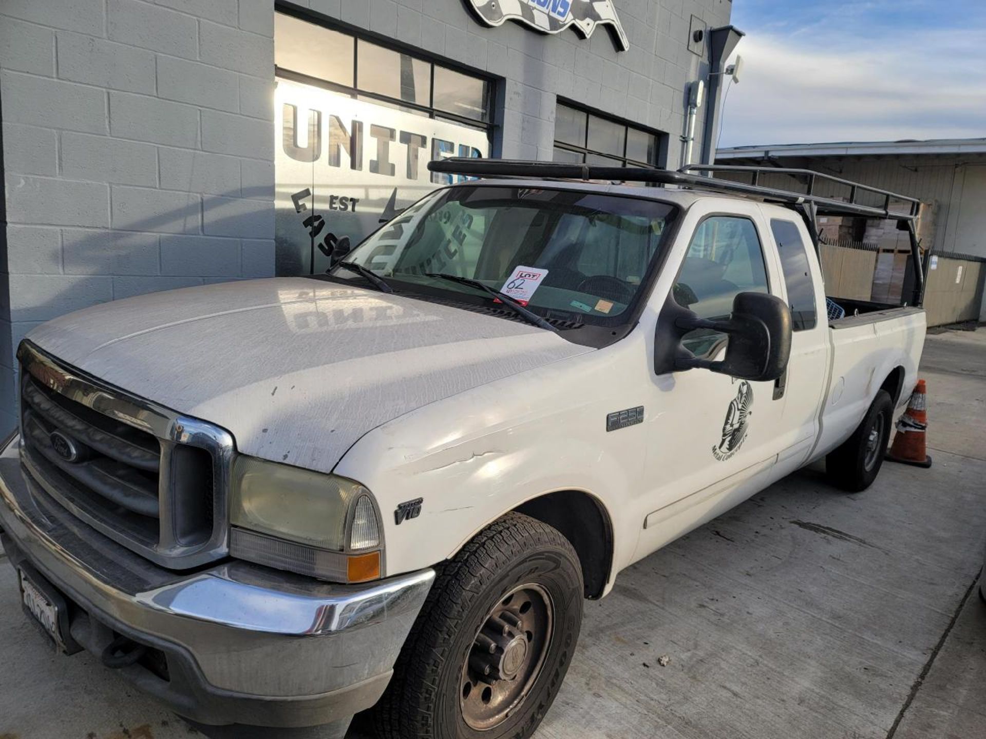 2002 FORD F-250 SUPER DUTY GAS PICKUP TRUCK, EXTRA CAB, PULL OUT SLIDING BED, TRITON V-10, VIN: