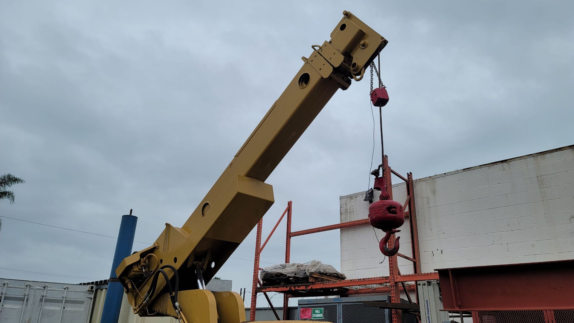 BRODERSON MOBILE CRANE, MODEL IC 701A, 10' TELESCOPIC JIB, 6-TON CAPACITY, MAX LIFT: 20', DIESEL, - Image 2 of 5