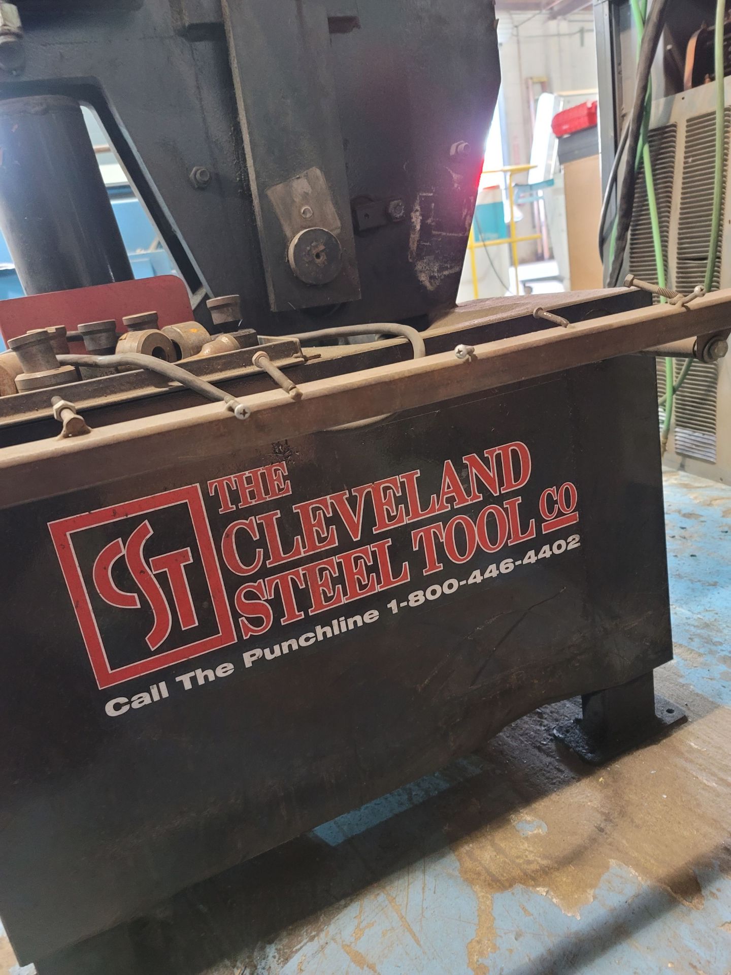 THE CLEVELAND STEEL TOOL CO. 25-TON JAWS IV IRONWORKER, DUAL STATION - Image 4 of 4