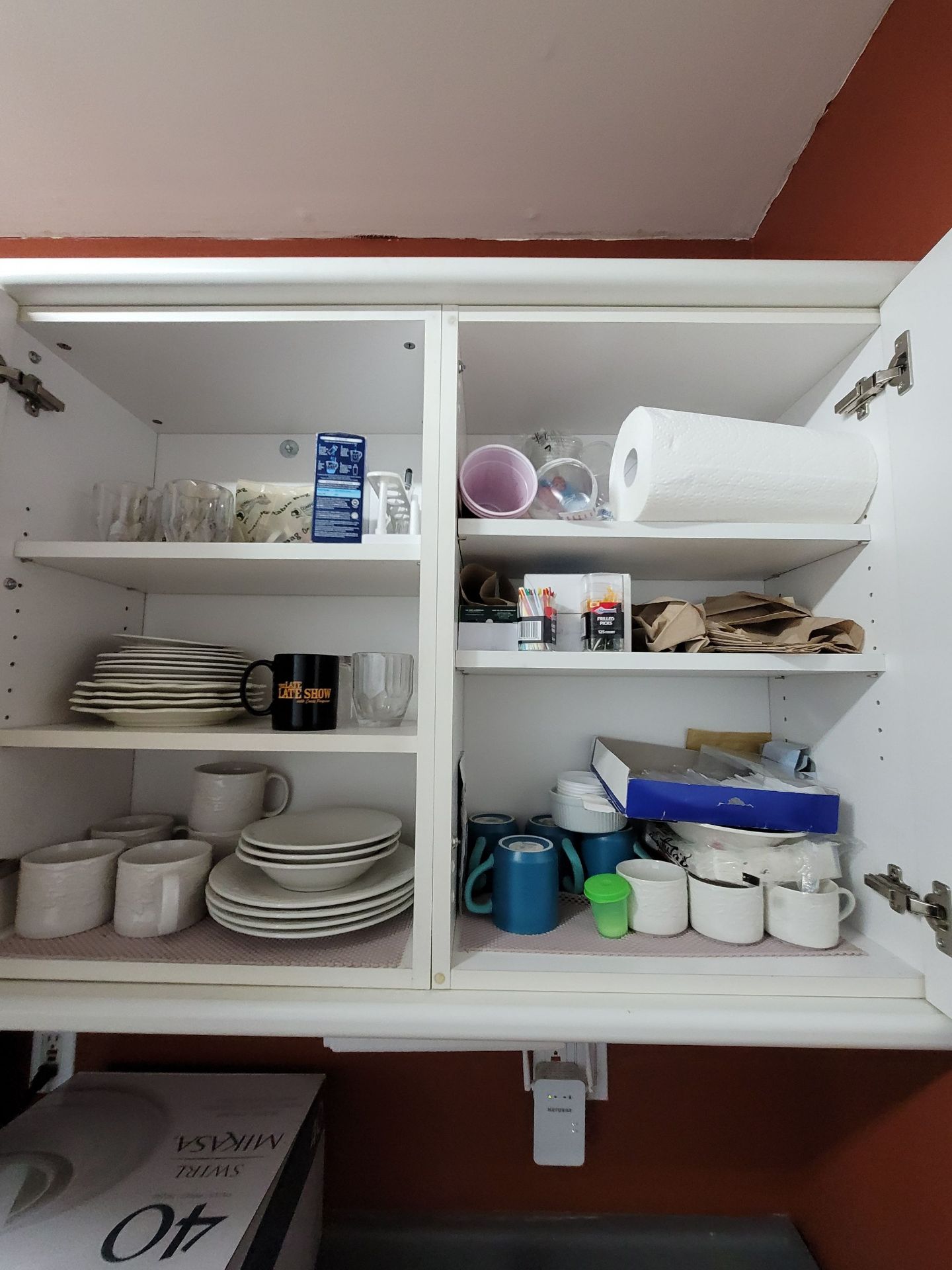 LOT - CONTENTS ONLY OF KITCHEN CABINETS