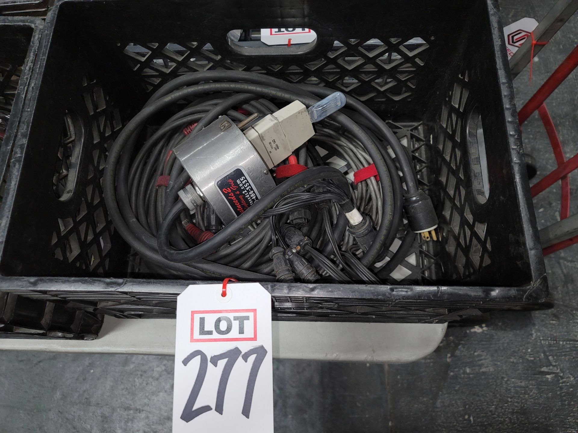LOT - LIGHTING FIXTURE AND CABLES