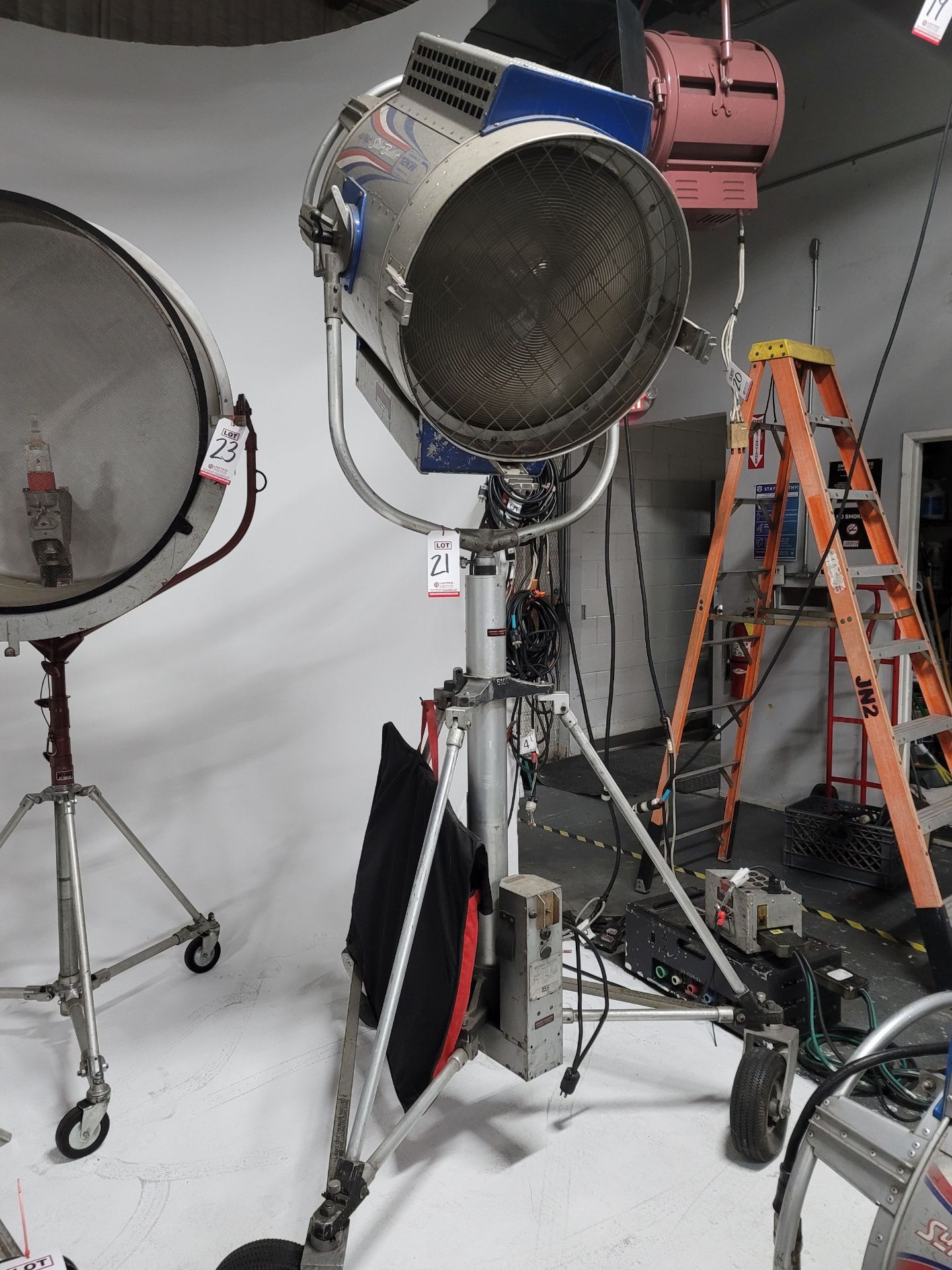 CINEMILLS SB 12 KW, 12K HMI, W/ BAG OF (5) 29" SCRIMS, W/ MATHEWS STUDIO EQUIPMENT TRIPOD STAND W/