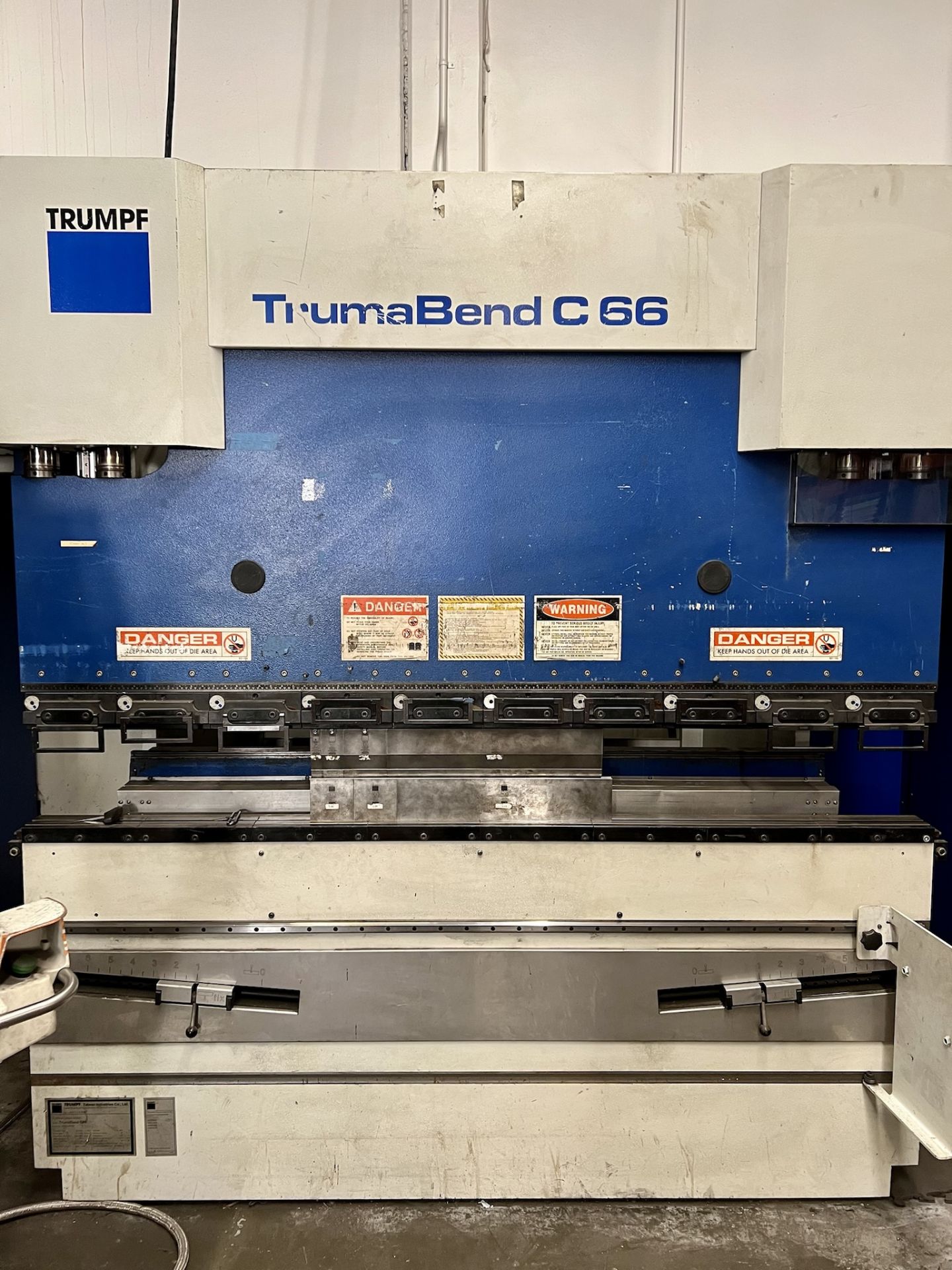 2006 TRUMPF TRUMABEND C66 HYDRAULIC PRESS BRAKE, 66 TON CAPACITY, 4-AXIS BACK GAUGES, 81.8" - Image 2 of 18