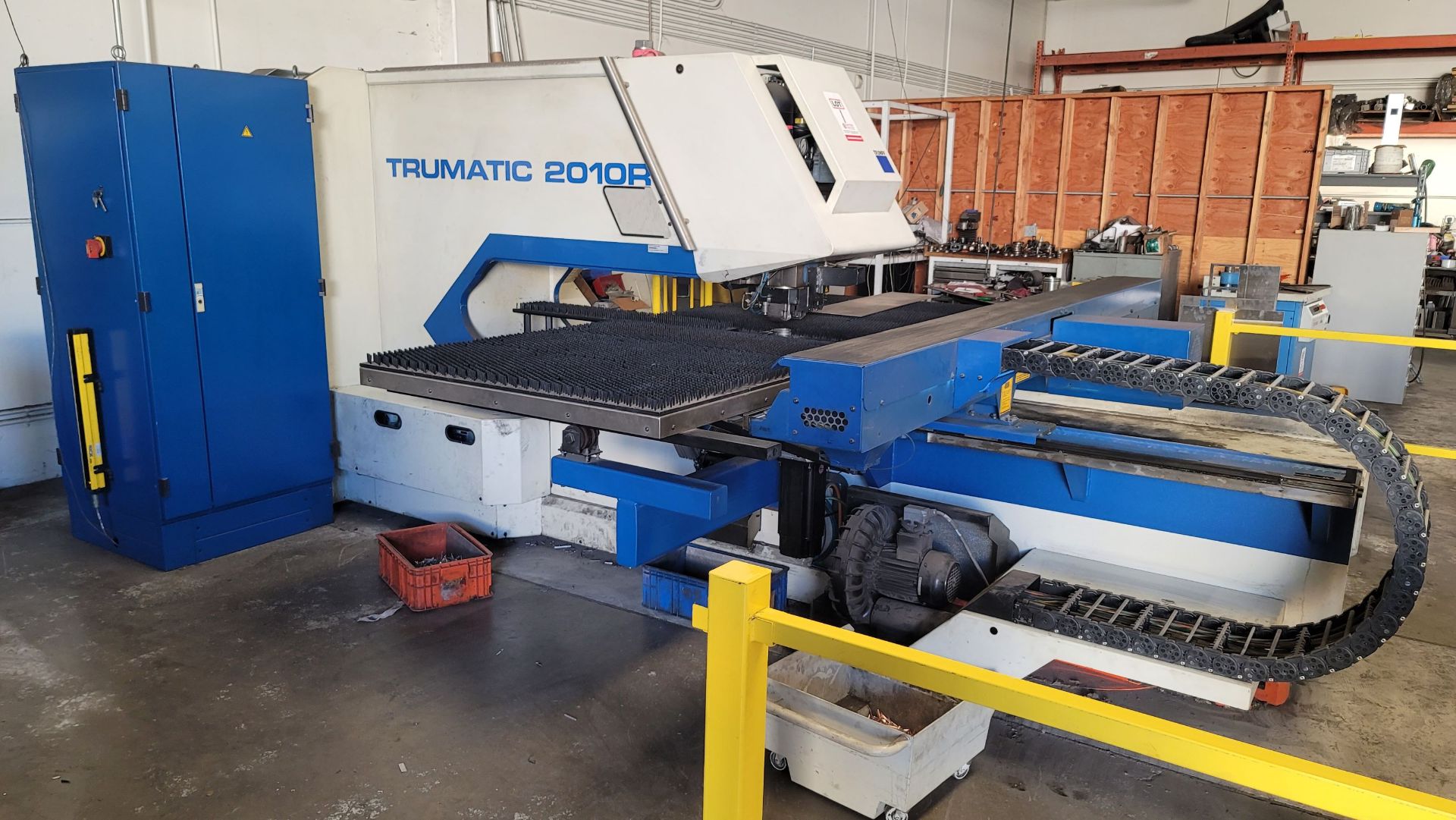 2006 TRUMPF TRUMATIC 2010R CNC TURRET PUNCH, 50" X 50" TABLE, MULTI SET, PUNCH TOOLING AND CABINETS - Image 17 of 52