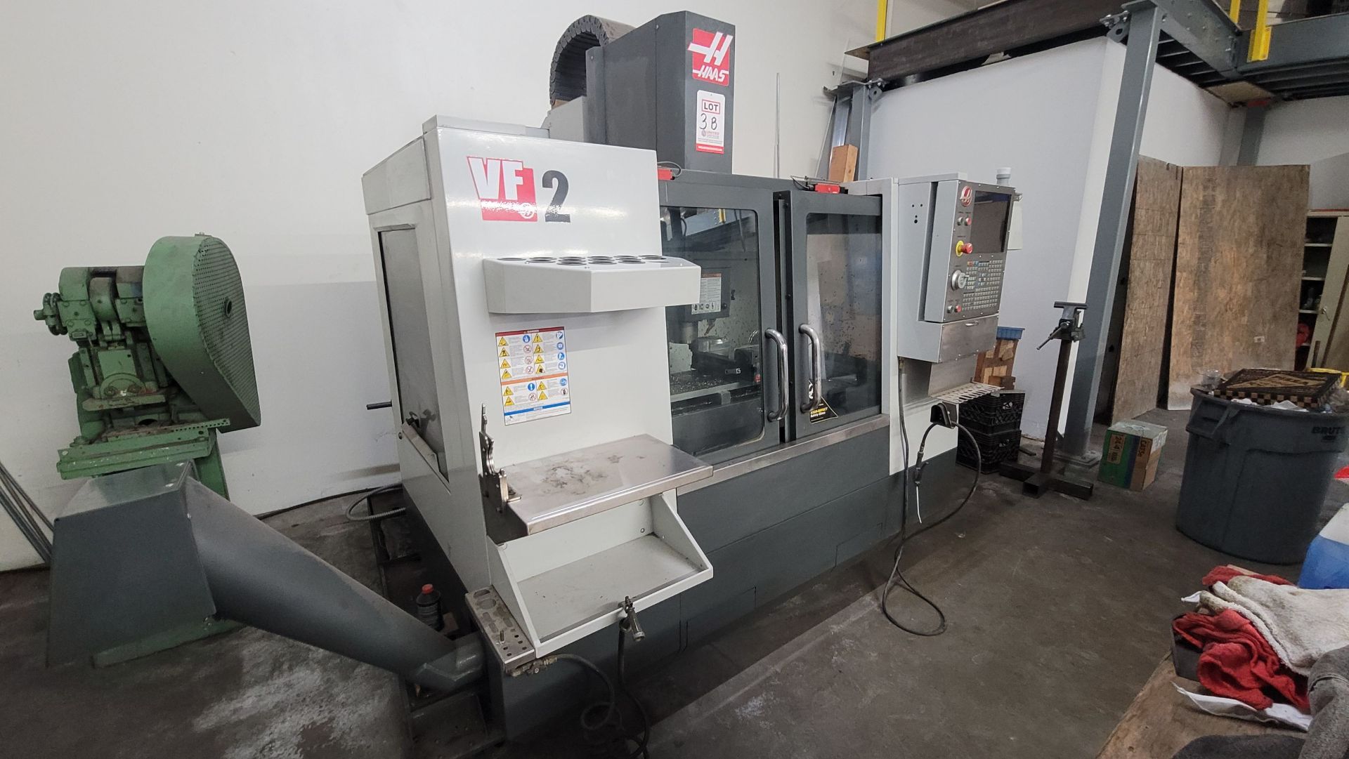 2014 HAAS VF-2 VERTICAL MACHINING CENTER, XYZ TRAVELS: 30" X 16" Y 20" Z, 36" X 14" TABLE, 24 ATC, - Image 4 of 11