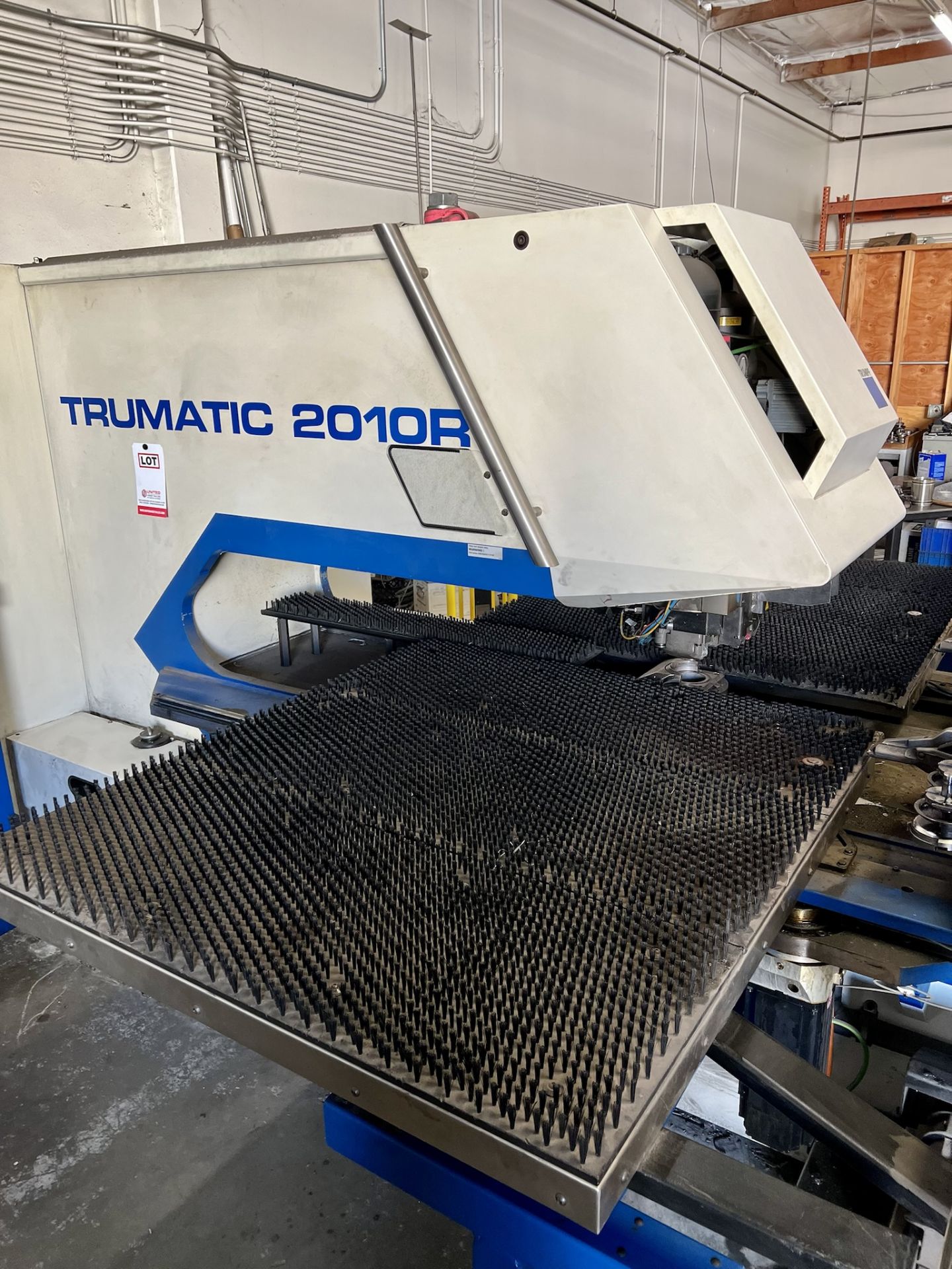 2006 TRUMPF TRUMATIC 2010R CNC TURRET PUNCH, 50" X 50" TABLE, MULTI SET, PUNCH TOOLING AND CABINETS - Image 6 of 52