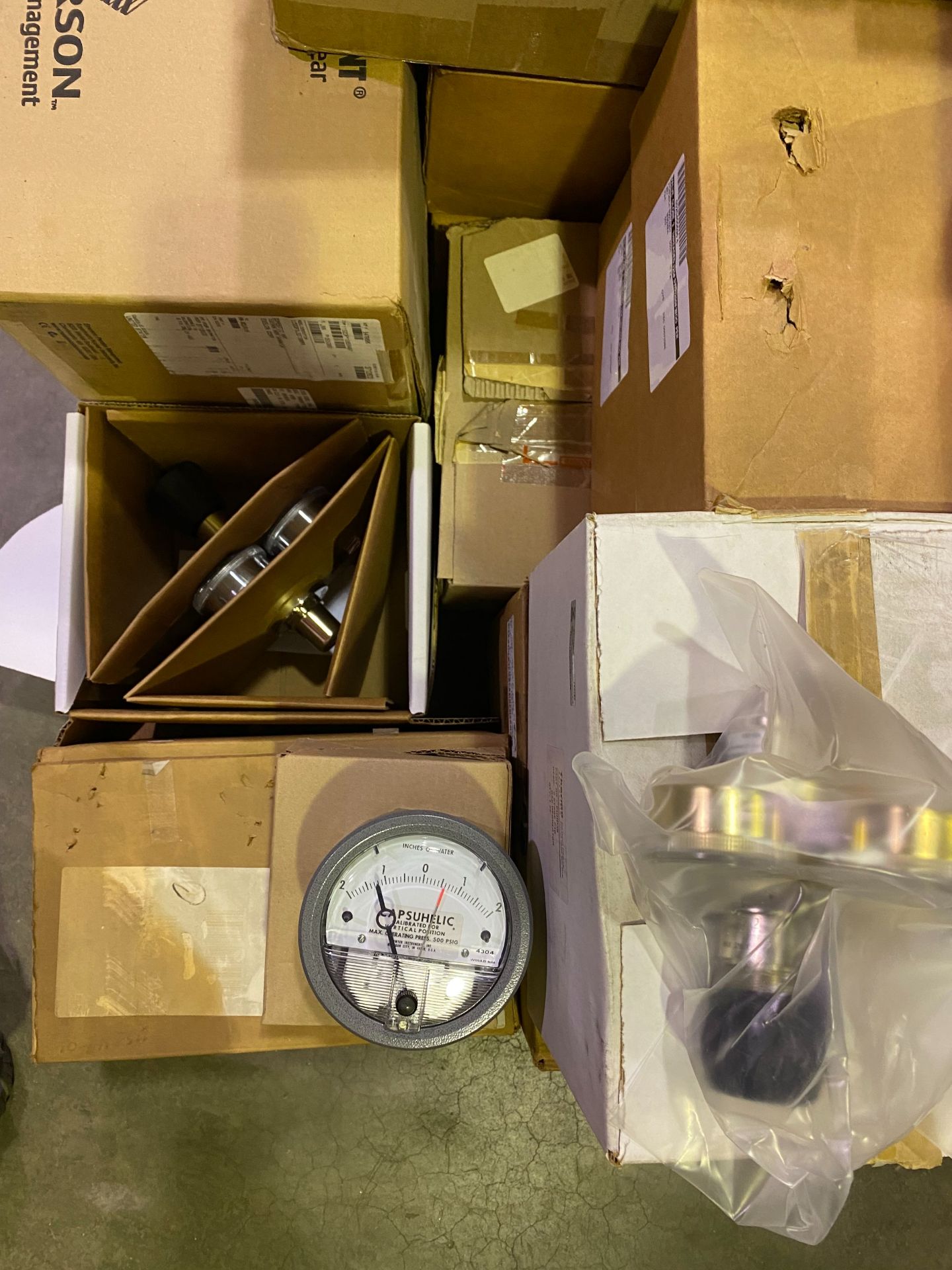 PALLET OF GAGES, REGULATORS, DIFFERENTIAL TRANSMITTERS & MISC. - Image 8 of 9