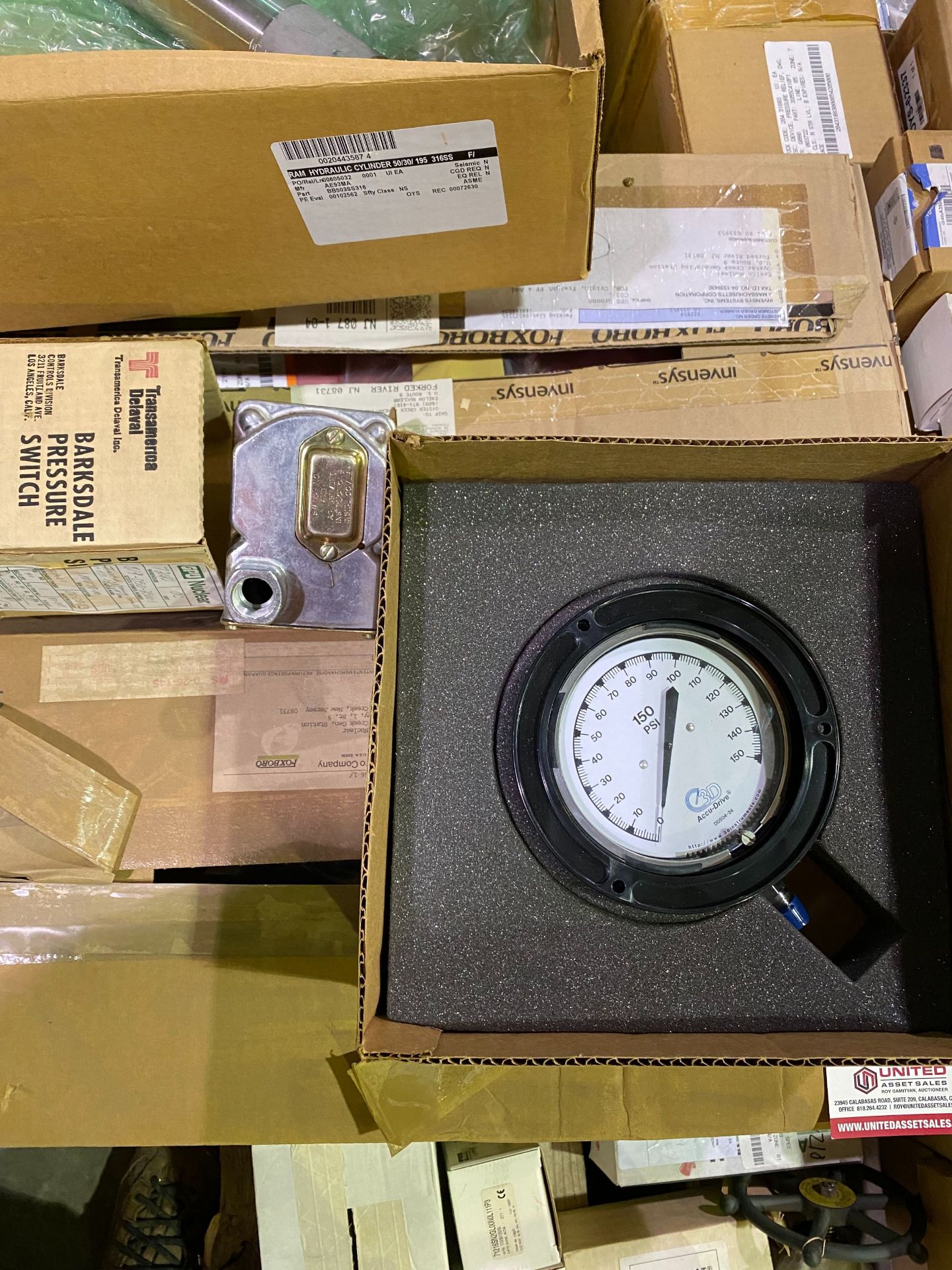 PALLET OF FOXBORO CONTROLS, GAGES, REGULATORS, TEMPERATURE CONTROLLERS & MISC. - Image 7 of 8