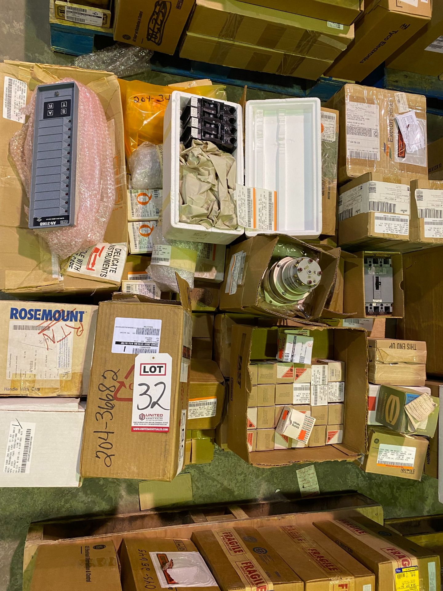 PALLET OF BREAKERS, RELAYS, SWITCHES, DIFFERENTIAL TRANSMITTERS & MISC. - Image 9 of 9