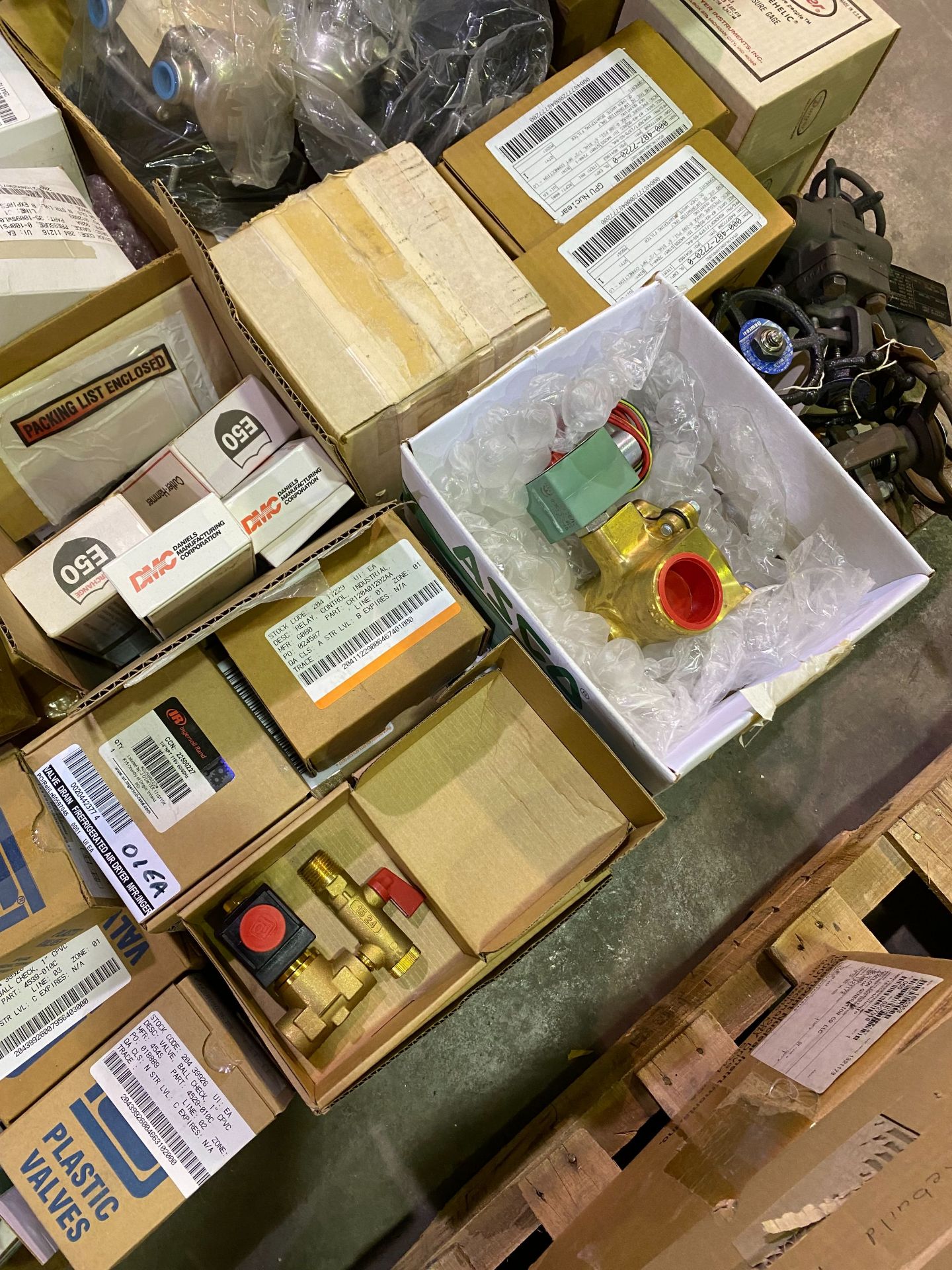 PALLET OF GAGES, VALVES, REGULATORS & MISC. - Image 9 of 10