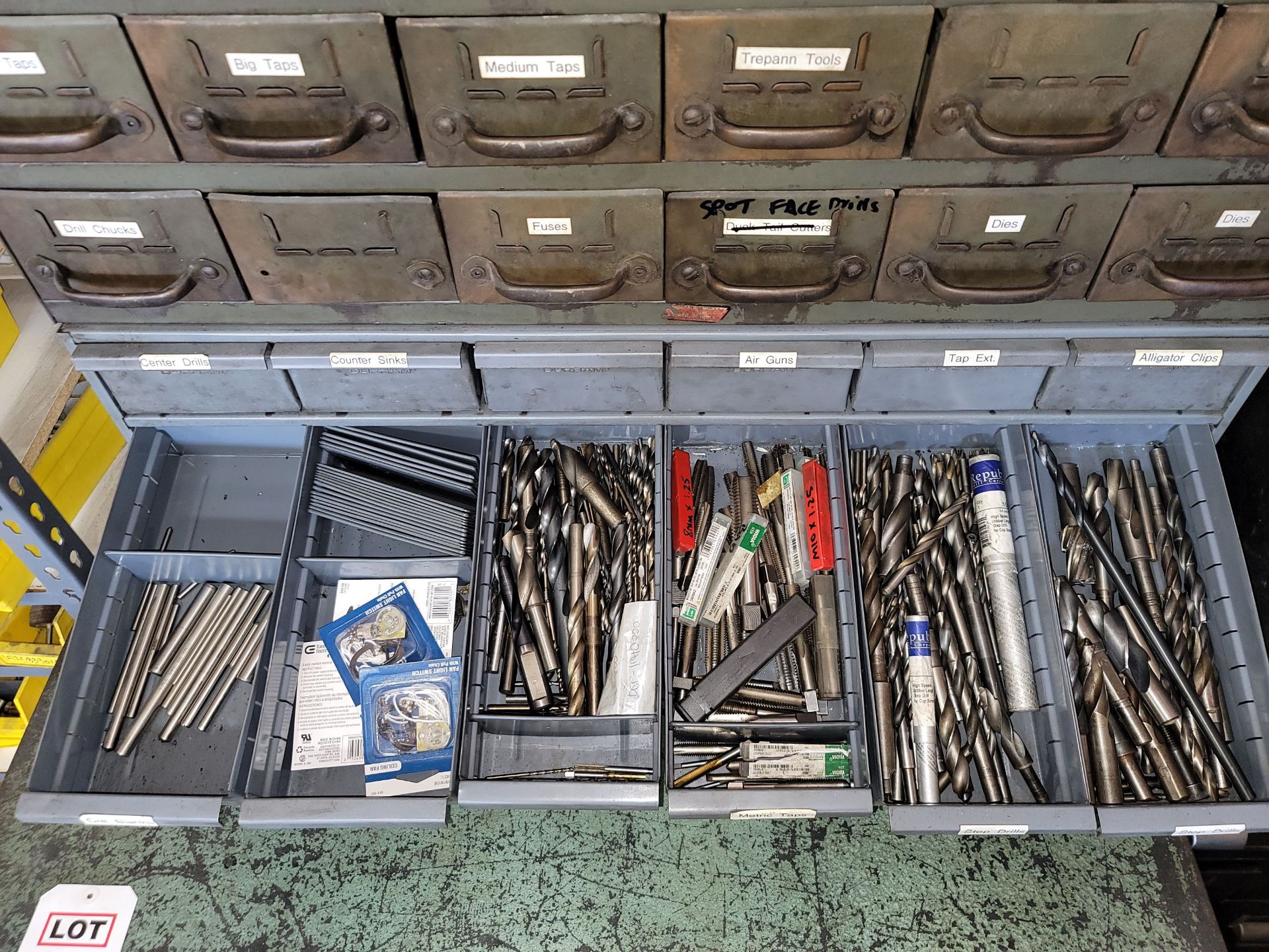 24-DRAWER BENCHTOP PARTS CABINET, W/ CONTENTS: CENTER DRILLS, COUNTERSINKS, TAPS, REAMERS, ETC. - Image 3 of 5