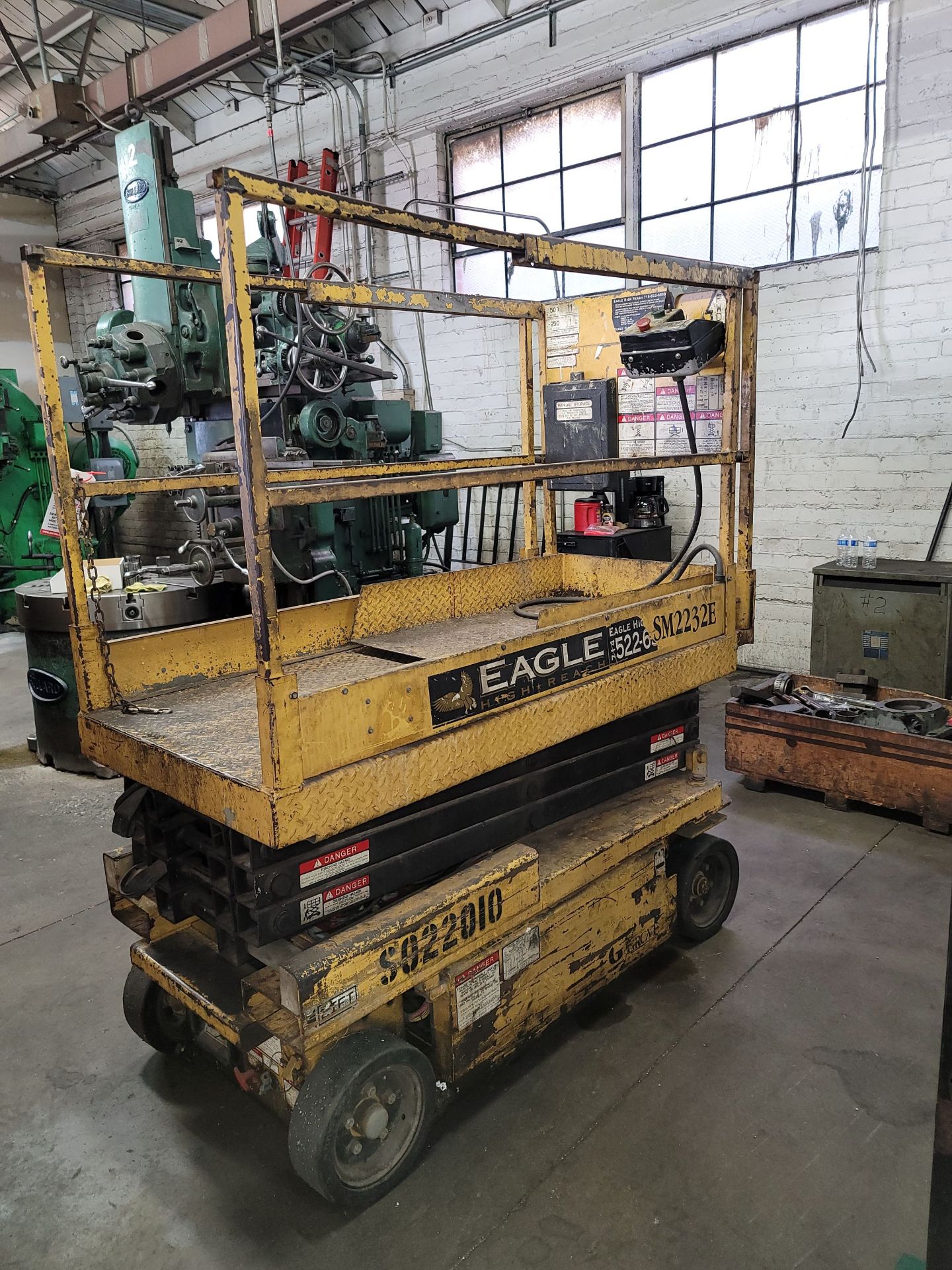 GROVE SM2232E ELECTRIC SCISSOR LIFT, W/ EXTENSION DECK, 22-1/2' WORKING HEIGHT, 500 LB MAX TOTAL - Image 3 of 5