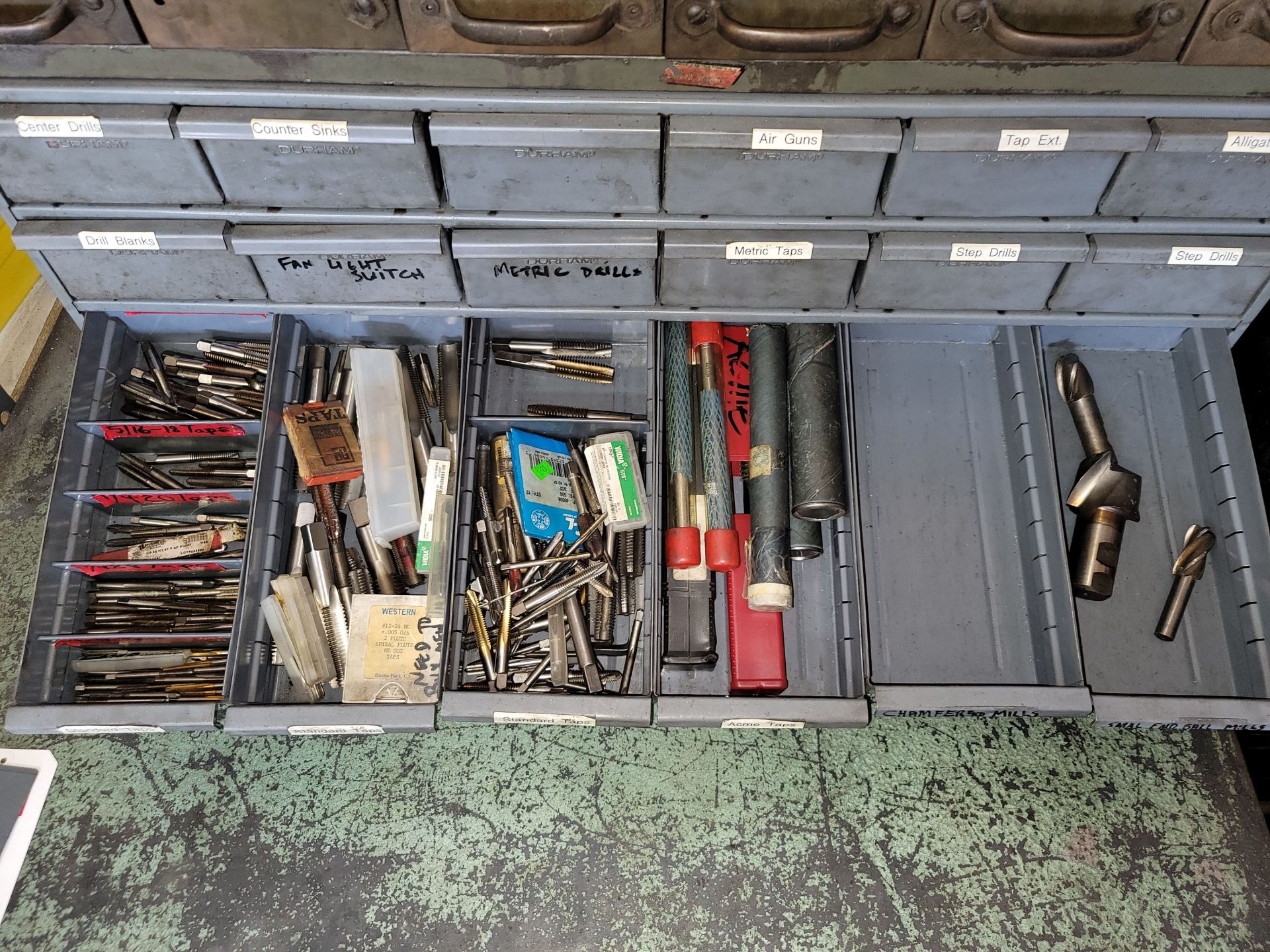 24-DRAWER BENCHTOP PARTS CABINET, W/ CONTENTS: CENTER DRILLS, COUNTERSINKS, TAPS, REAMERS, ETC. - Image 4 of 5