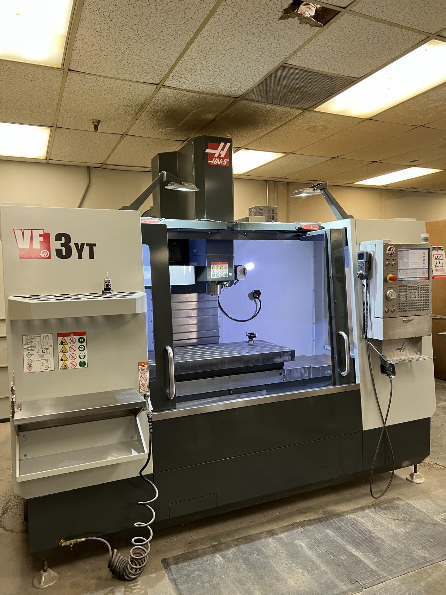 2018 HAAS VF-3YT VERTICAL MACHINING CENTER,POWER ON TIME HOURS IS LESS THAN 740! - Image 2 of 31