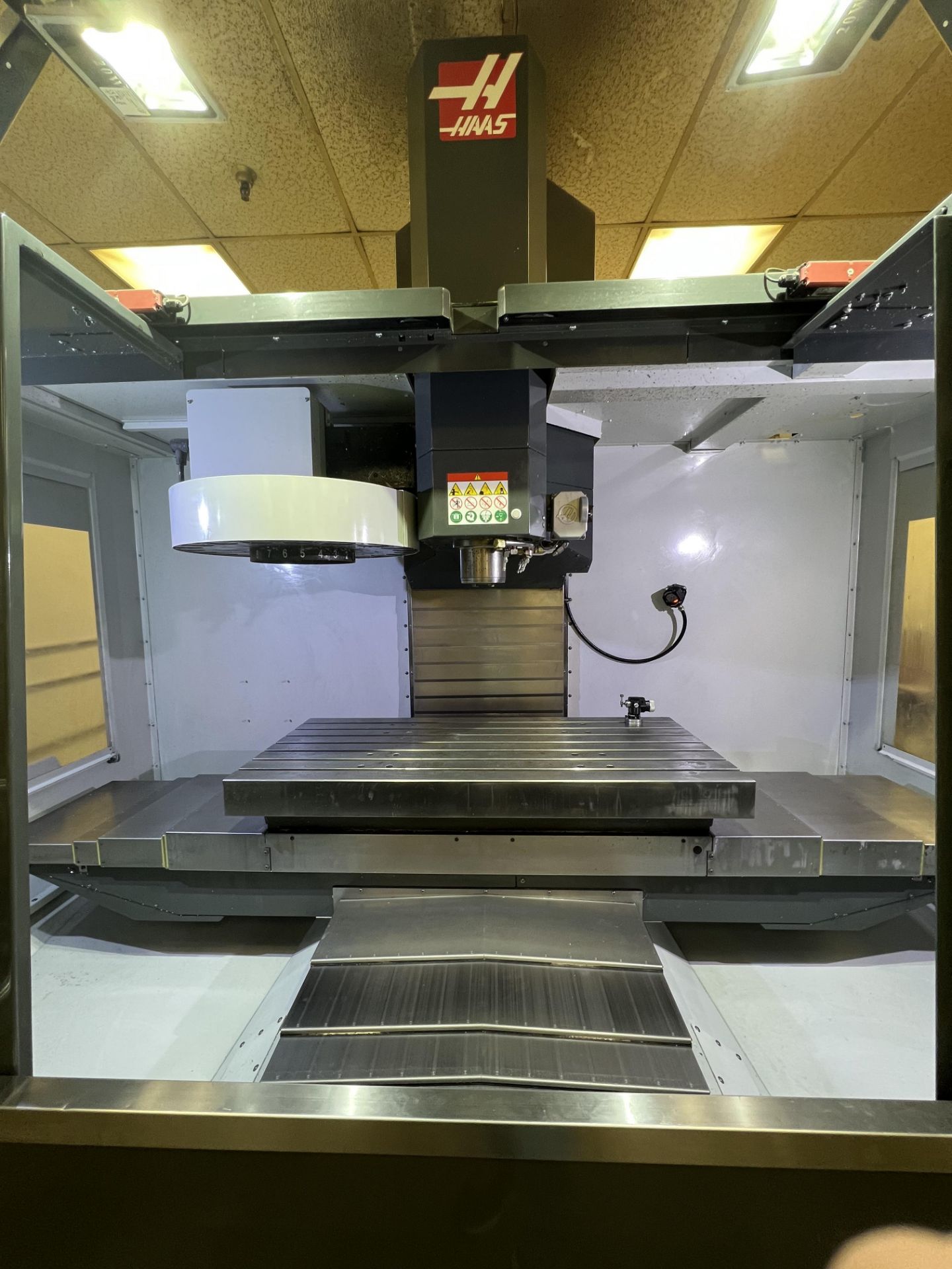 2018 HAAS VF-3YT VERTICAL MACHINING CENTER,POWER ON TIME HOURS IS LESS THAN 740! - Image 5 of 31