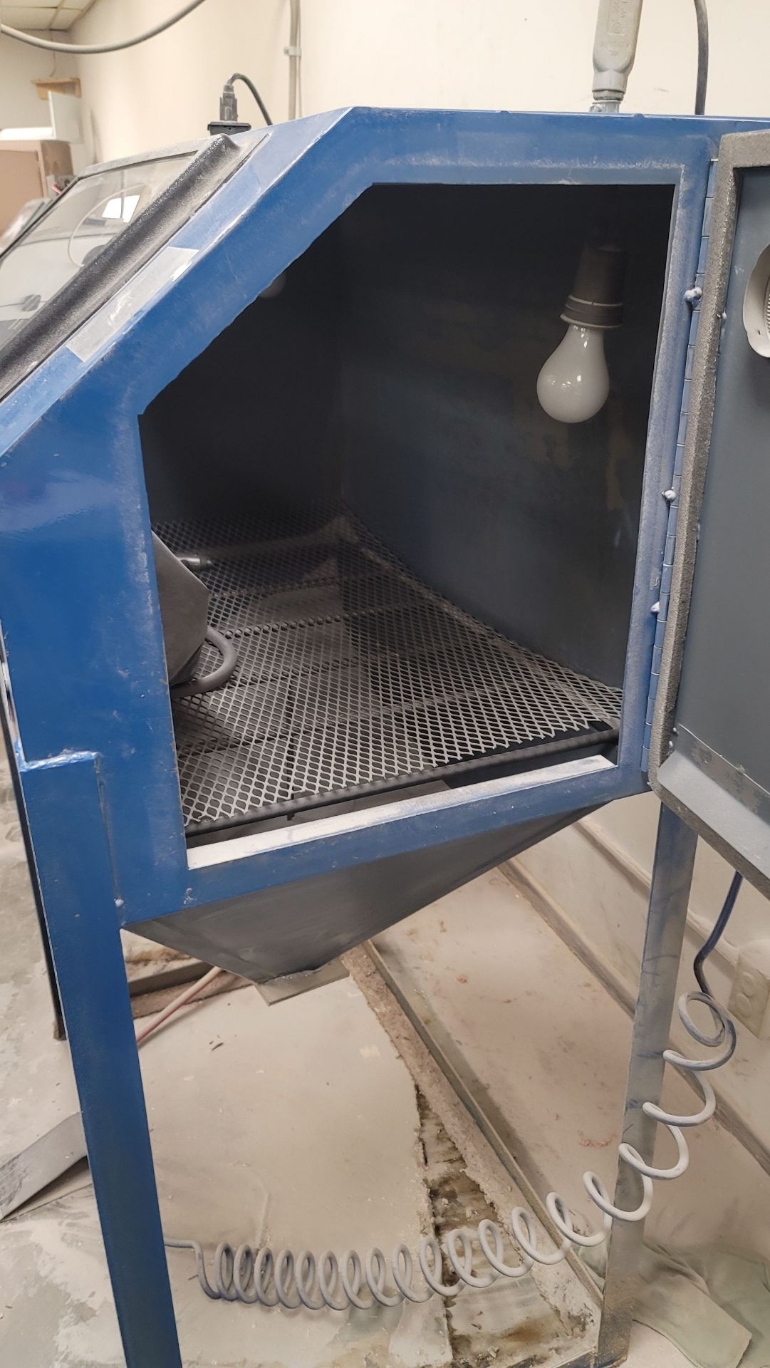 CYCLONE SAND BLASTING CABINET, MODEL 382, S/N 13575 - Image 3 of 4