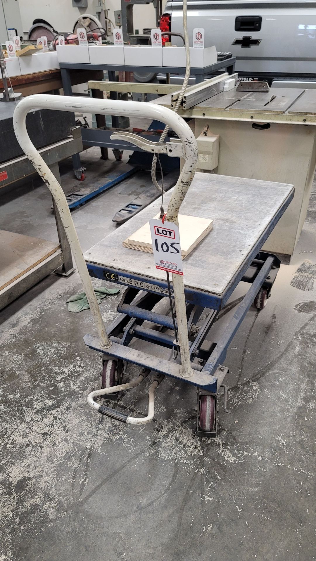 CE HYDRAULIC LIFT TABLE CART, 660 LB CAPACITY, 39" X 20" TABLE