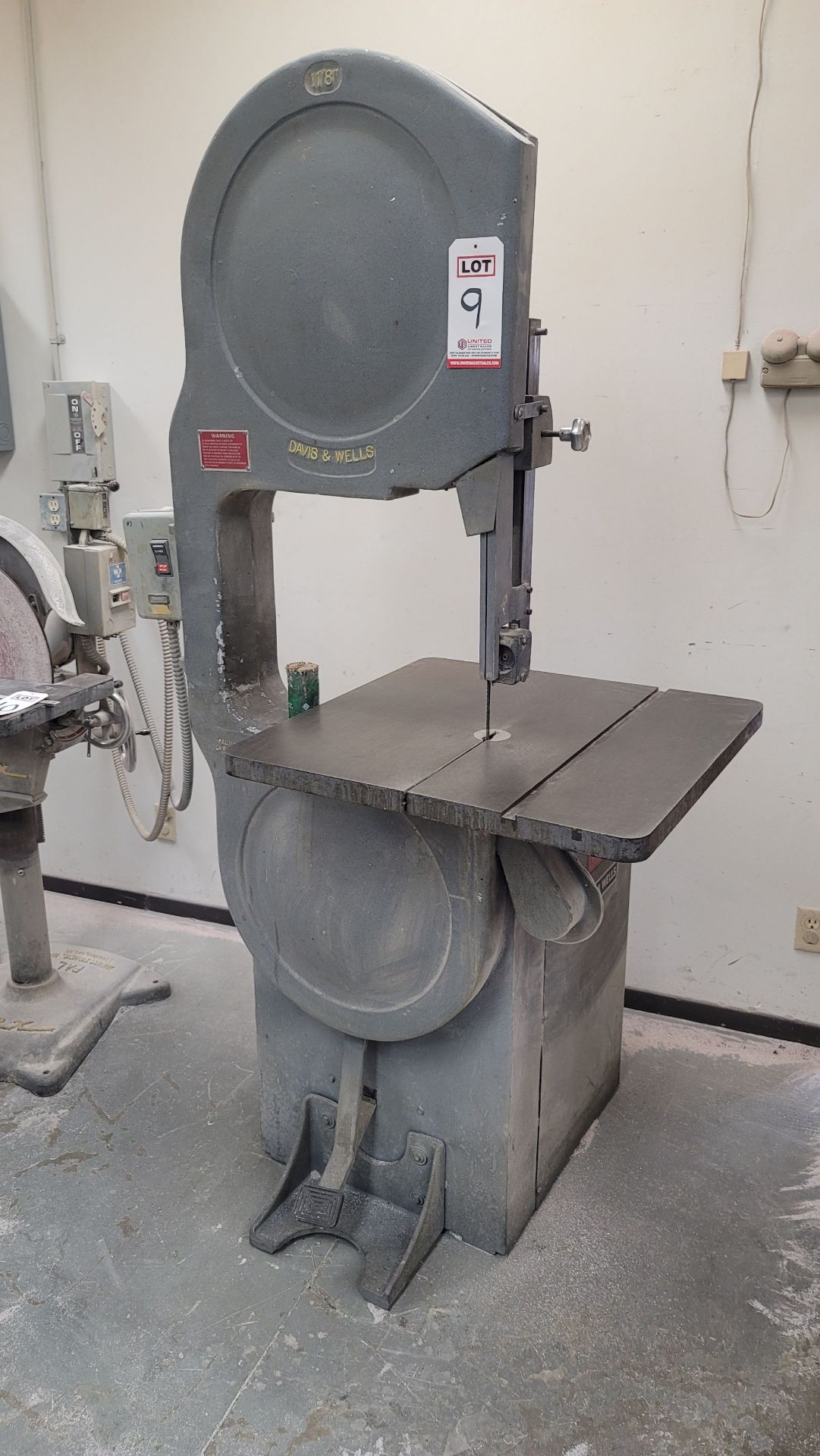 DAVIS AND WELLS VERTICAL BAND SAW, MODEL DB20-64, 19-1/2" THROAT, S/N 20B-568-85