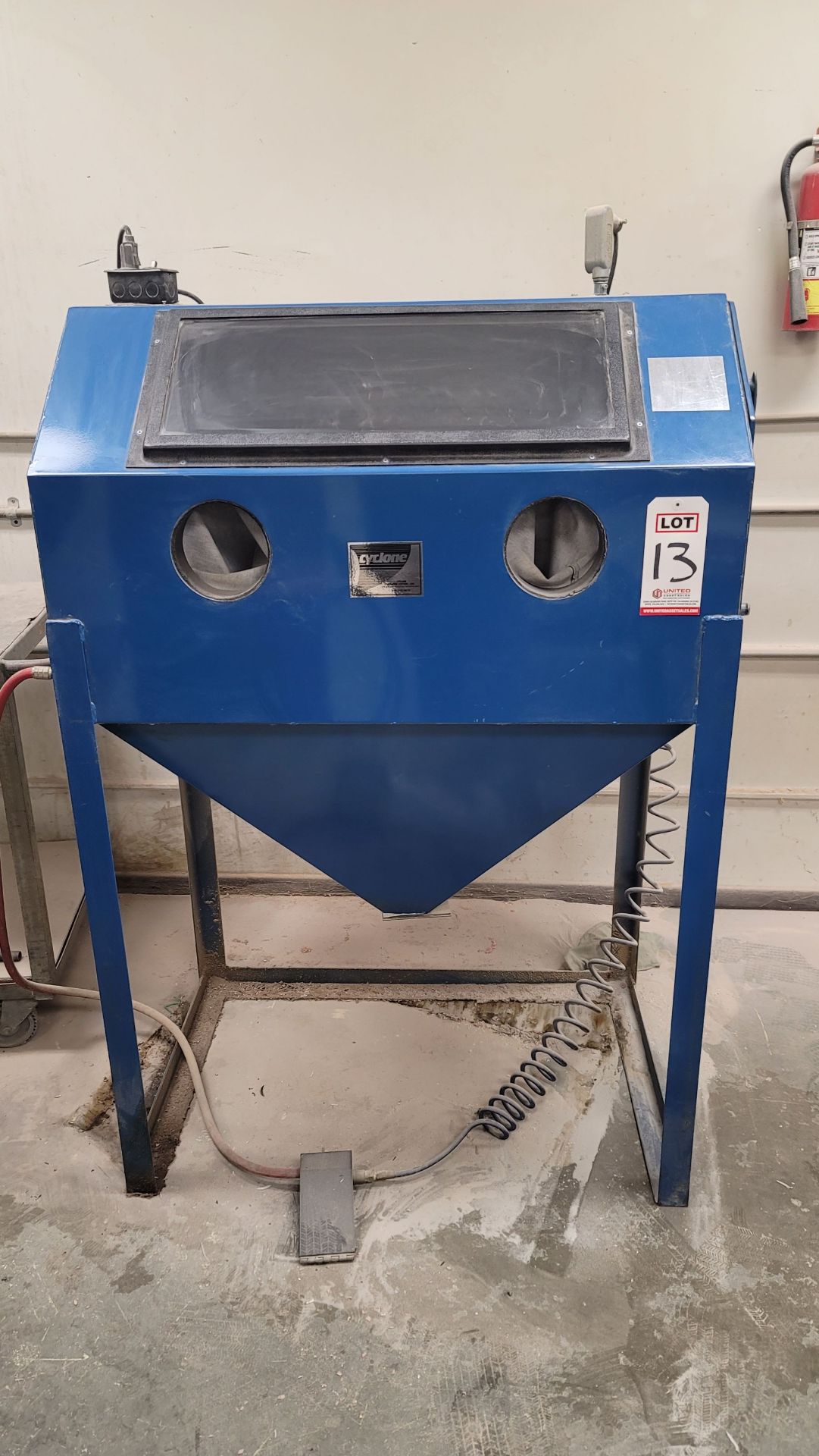 CYCLONE SAND BLASTING CABINET, MODEL 382, S/N 13575 - Image 2 of 4