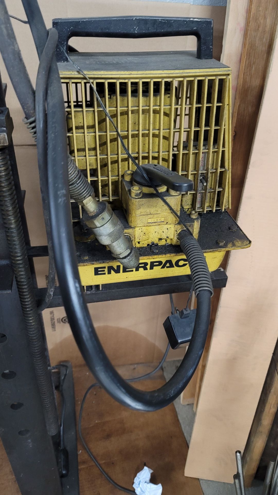 H-FRAME SHOP PRESS, W/ ENERPAC PER1541 HUSHH-PUP HYDRAULIC PUMP & RAM, DISTANCE BETWEEN UPRIGHTS: - Image 4 of 10