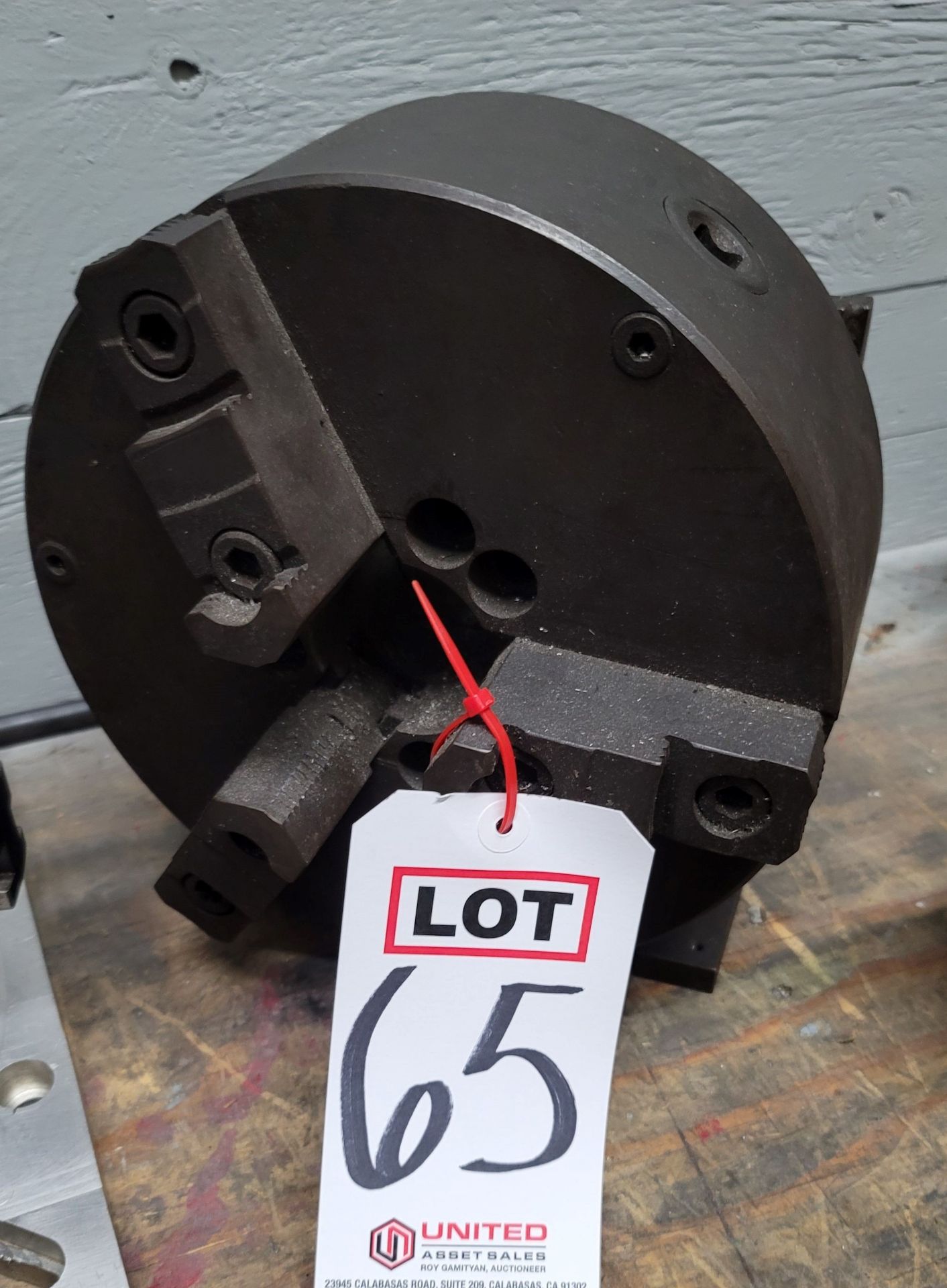 10" 3-JAW CHUCK, SELF-CENTERING, MOUNTED ON VERTICAL STAND