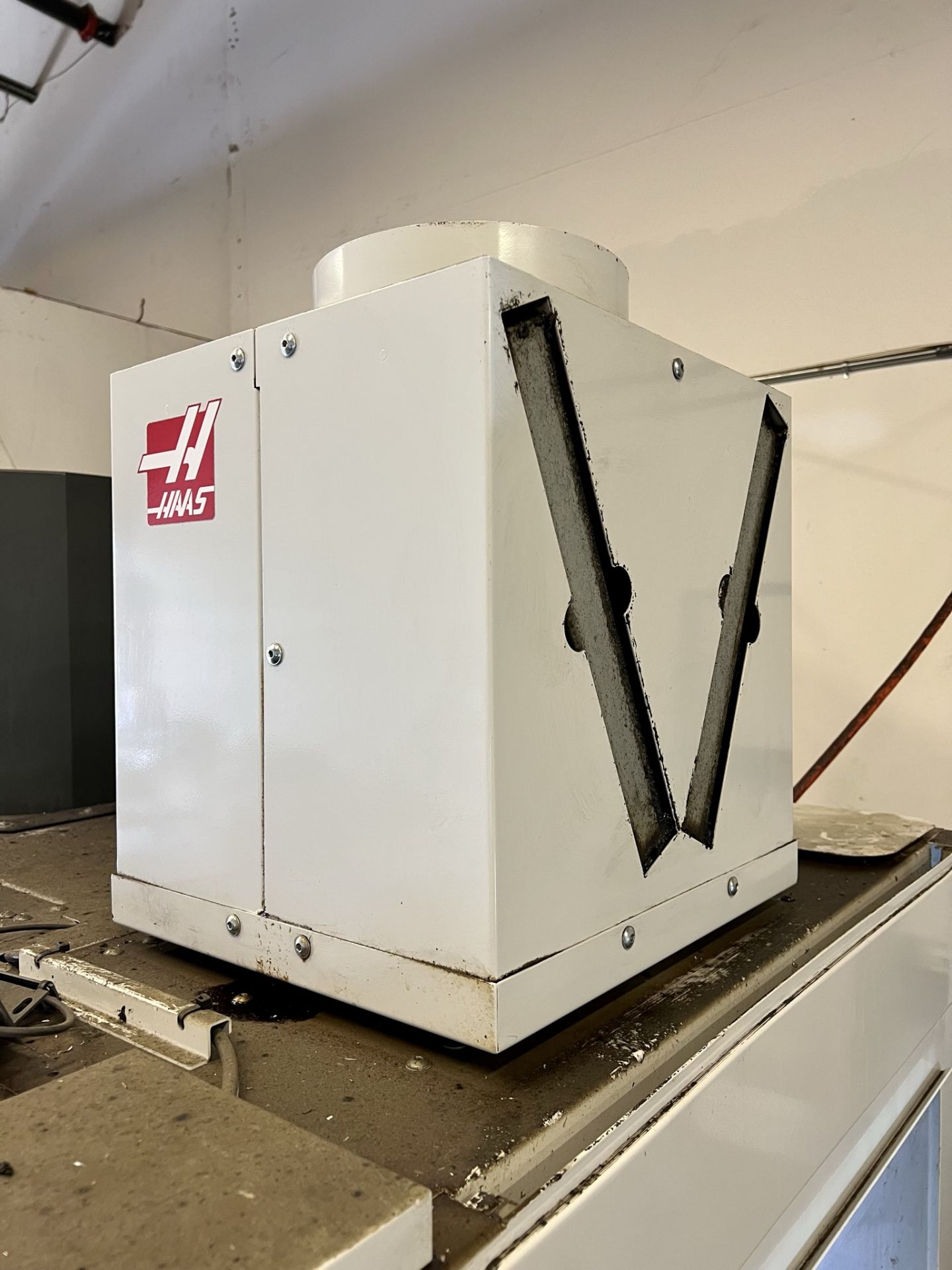 2015 HAAS VF-2 VERTICAL MACHINING CENTER, XYZ TRAVELS: 30" X 16" X 20", 36" X 14" TABLE, PROBING - Image 19 of 24