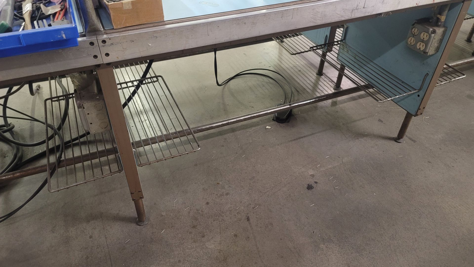 5-STATION ASSEMBLY TABLE W/ WIRE TOP SHELF, W/ POWER, 20" X 24" X 30" HT, NO CONTENTS - Image 2 of 3