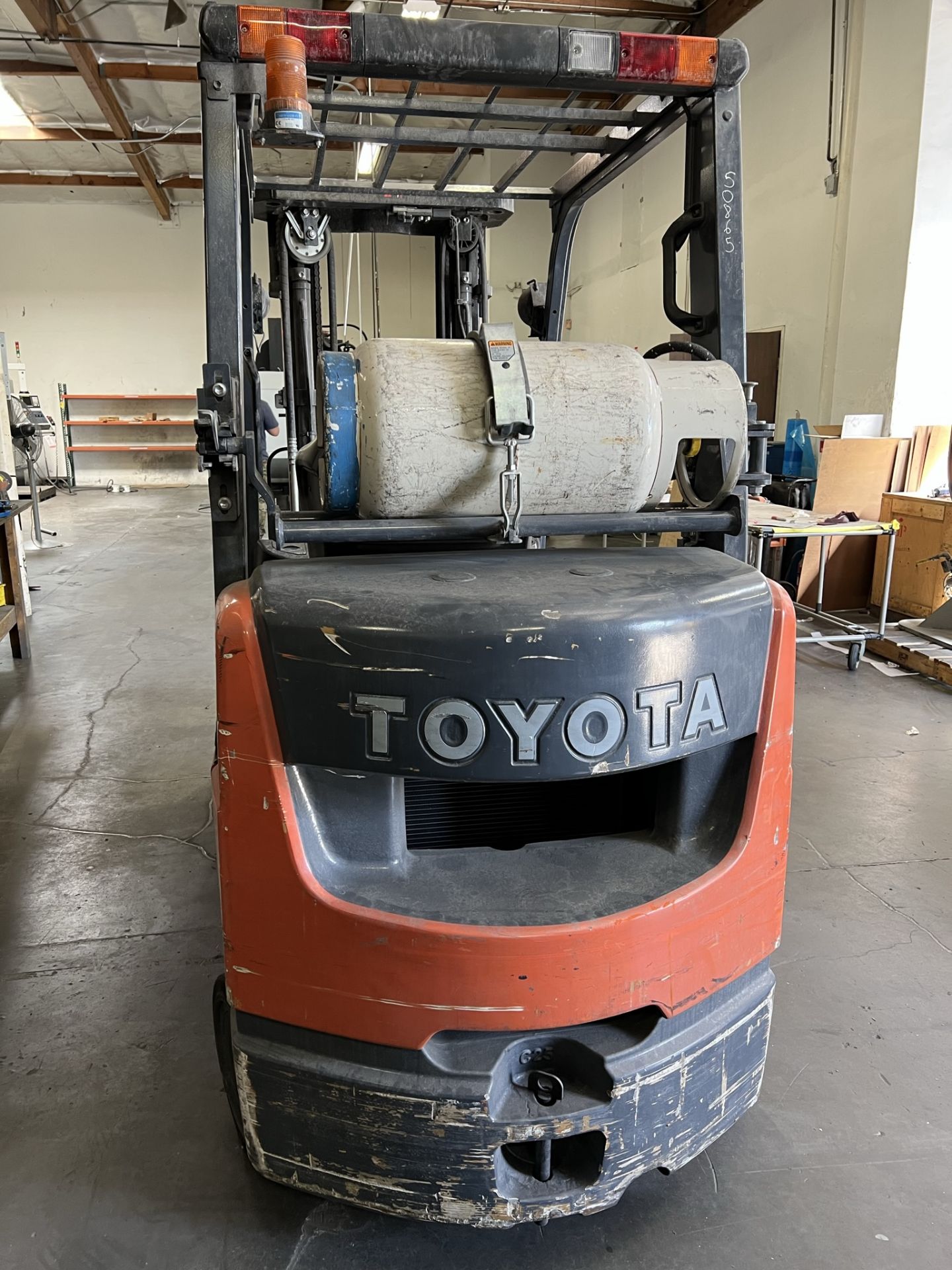 TOYOTA LPG FORKLIFT, MODEL 8FGCU25, 4,500 LB CAPACITY, 3-STAGE MAST, SIDE SHIFT, LOAD LIGHTS, - Image 4 of 11