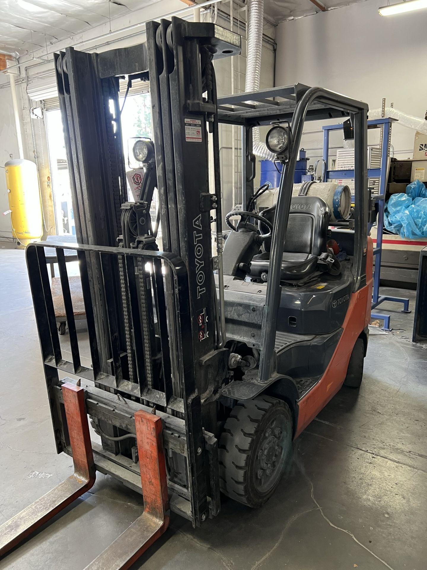 TOYOTA LPG FORKLIFT, MODEL 8FGCU25, 4,500 LB CAPACITY, 3-STAGE MAST, SIDE SHIFT, LOAD LIGHTS, - Image 3 of 11