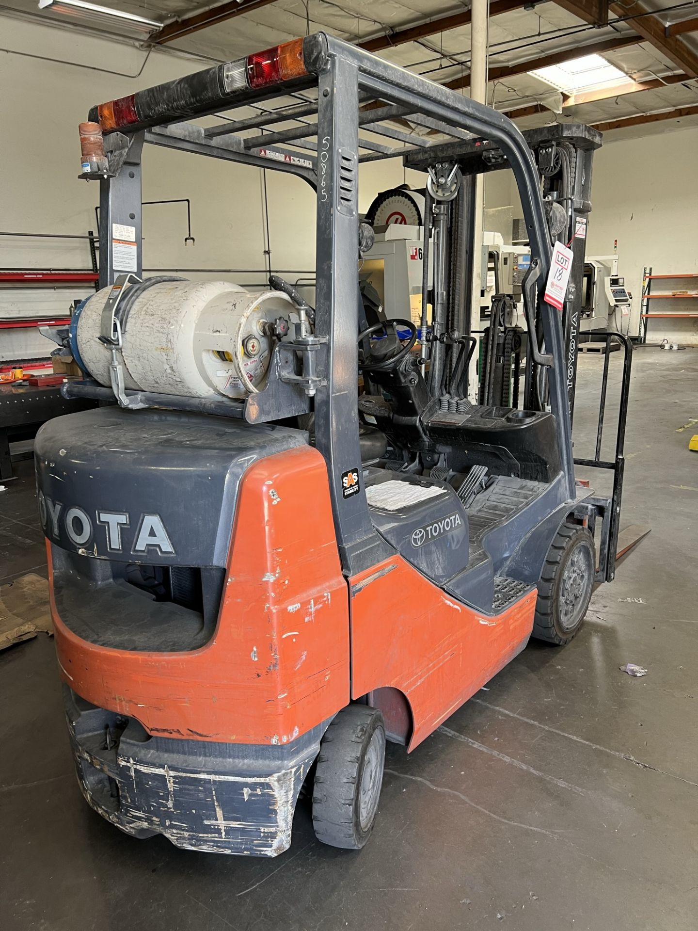 TOYOTA LPG FORKLIFT, MODEL 8FGCU25, 4,500 LB CAPACITY, 3-STAGE MAST, SIDE SHIFT, LOAD LIGHTS, - Image 5 of 11