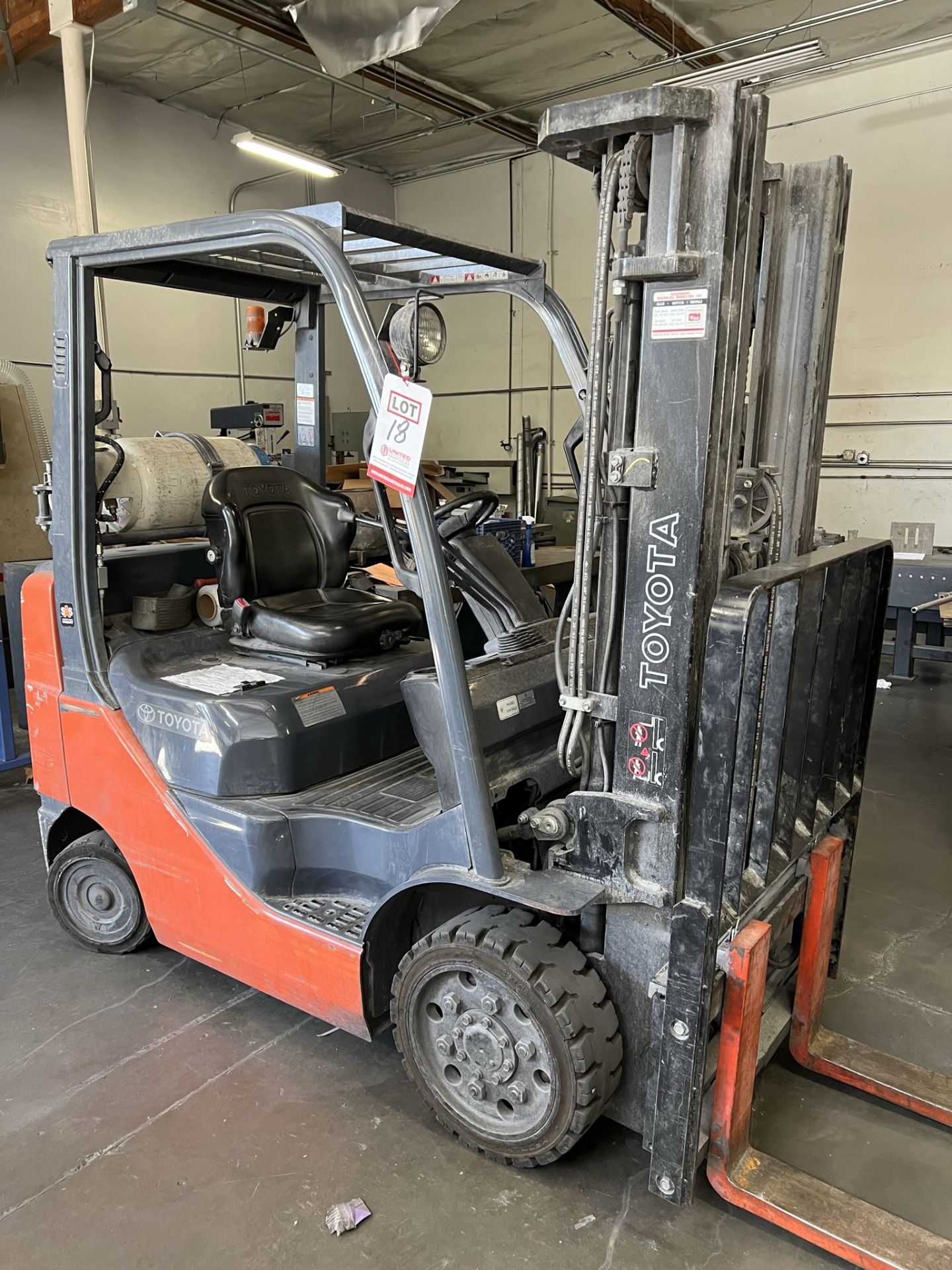 TOYOTA LPG FORKLIFT, MODEL 8FGCU25, 4,500 LB CAPACITY, 3-STAGE MAST, SIDE SHIFT, LOAD LIGHTS,