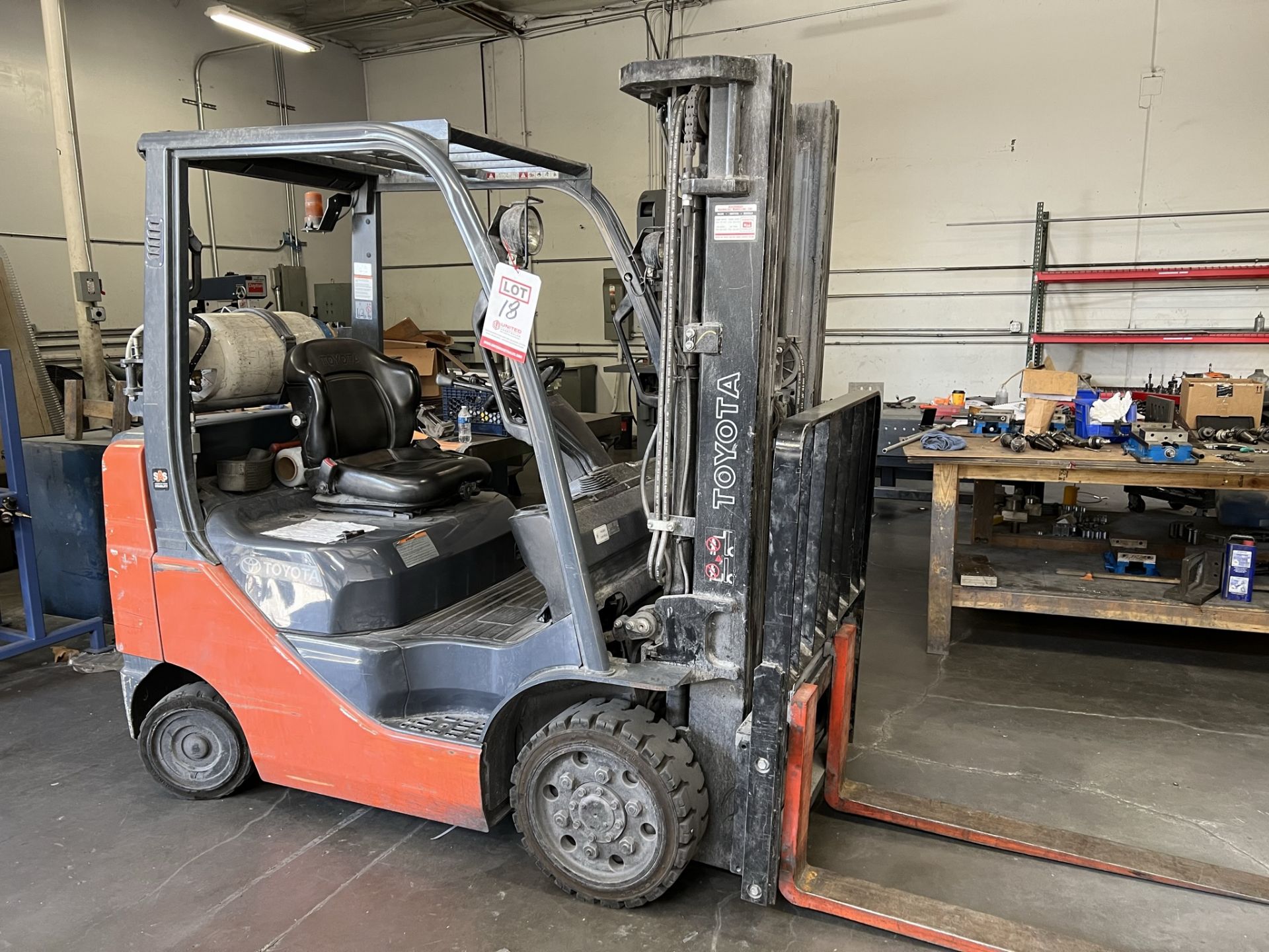 TOYOTA LPG FORKLIFT, MODEL 8FGCU25, 4,500 LB CAPACITY, 3-STAGE MAST, SIDE SHIFT, LOAD LIGHTS, - Image 2 of 11