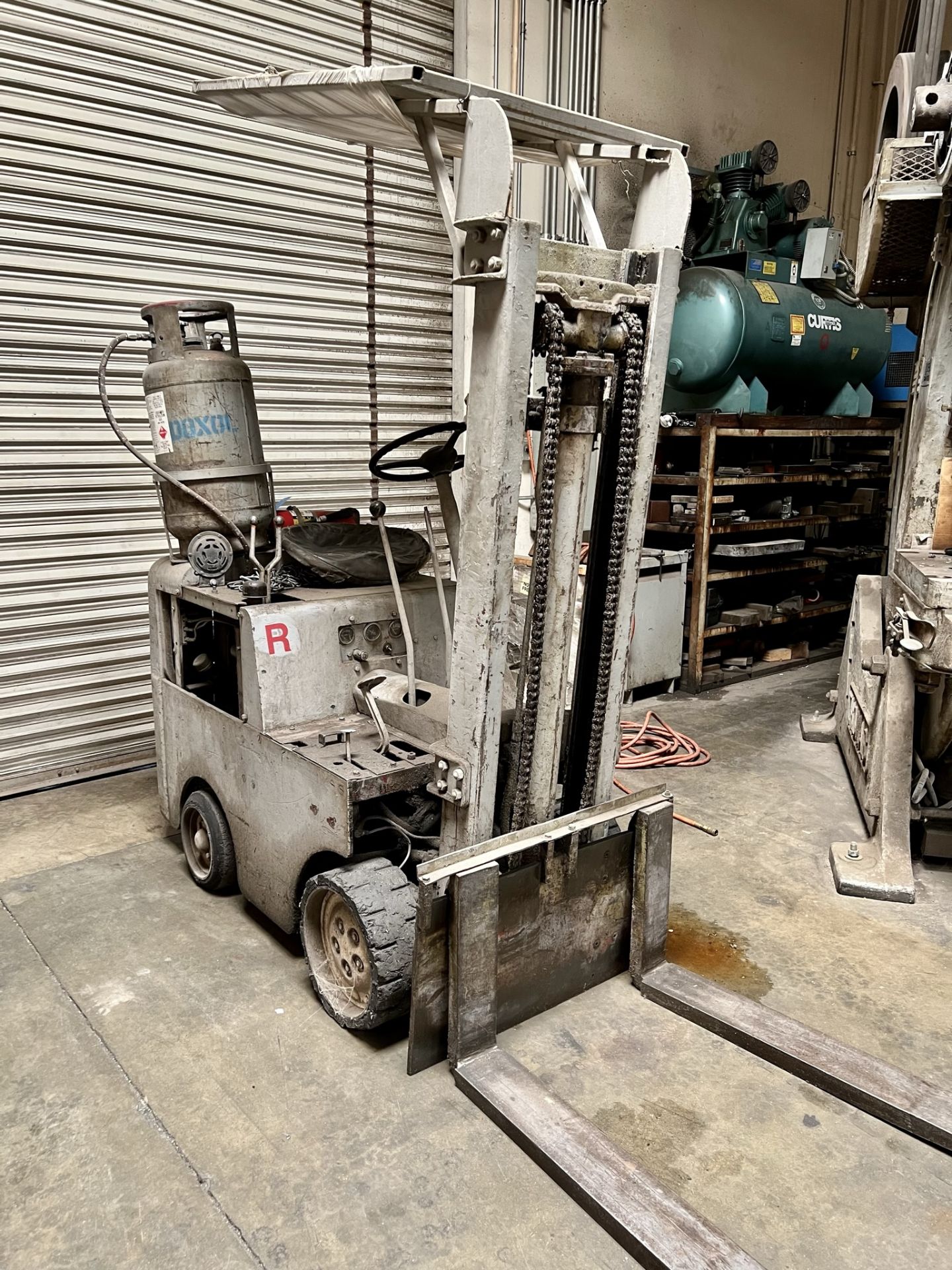 1940'S CLARK LPG FORKLIFT, 1-TON CAPACITY, SINGLE STAGE MAST, 36" FORKS, EXACT YEAR UNKNOWN