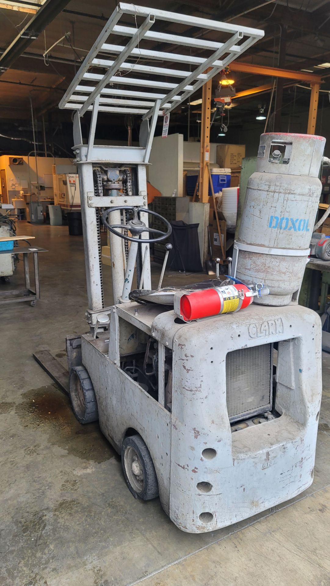 1940'S CLARK LPG FORKLIFT, 1-TON CAPACITY, SINGLE STAGE MAST, 36" FORKS, EXACT YEAR UNKNOWN - Image 3 of 5