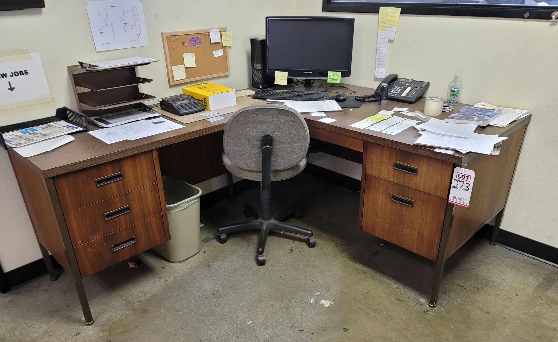 LOT - L-SHAPED DESK AND CHAIR, CONTENTS NOT INCLUDED