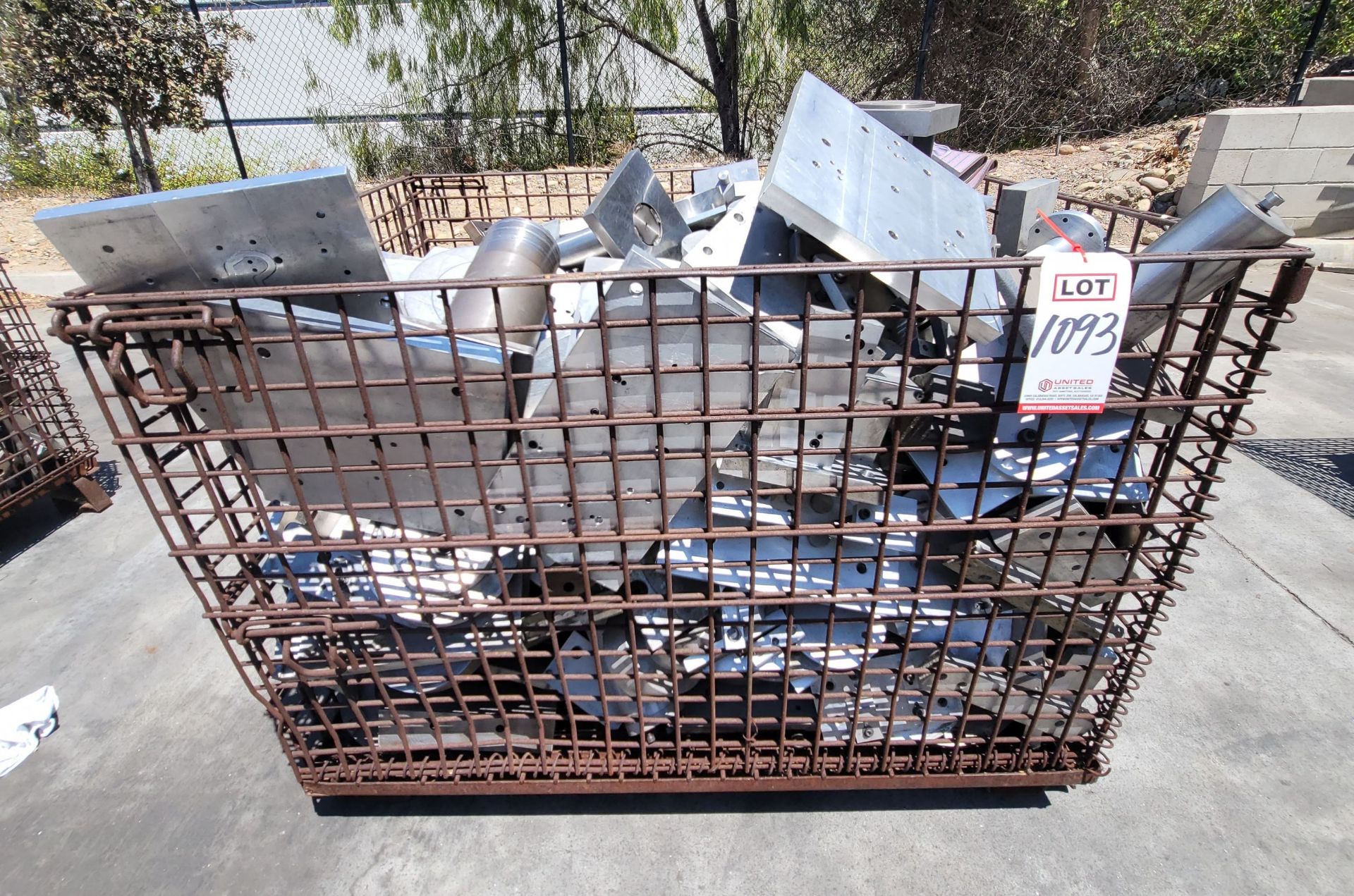 LOT - WIRE BASKET W/ CONTENTS OF SCRAP ALUMINUM AND STEEL