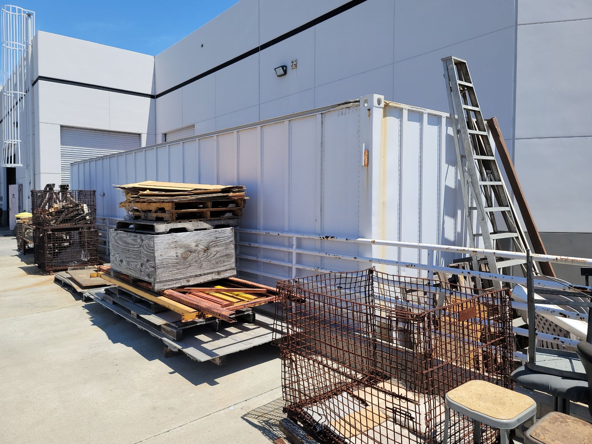 40' SHIPPING CONTAINER, CONTENTS NOT INCLUDED, (DELAYED PICKUP UNTIL AUGUST 10) - Image 2 of 5