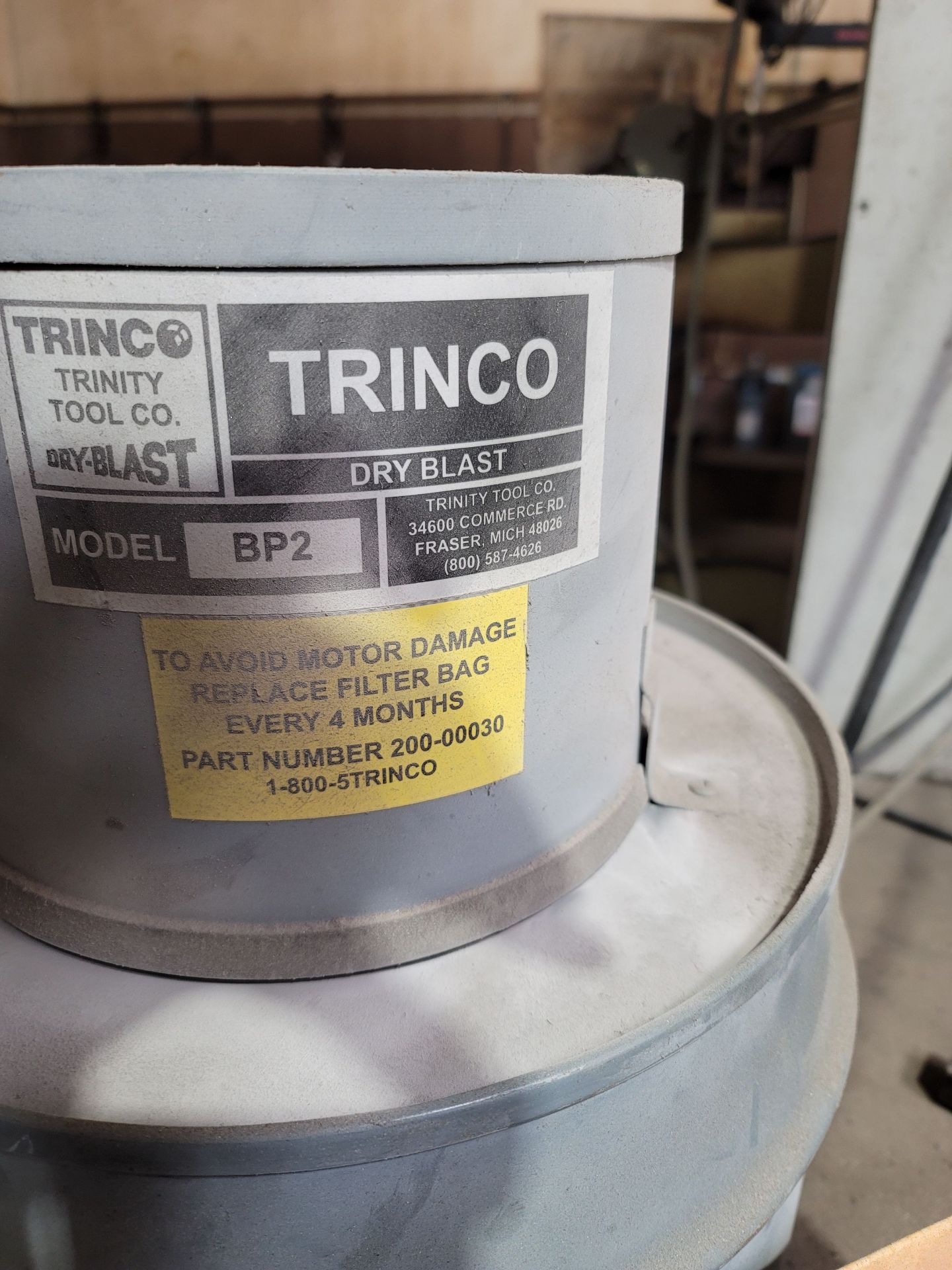 TRINCO 36/BP2 DRY BLAST CABINET W/ DUST COLLECTOR, 36" X 24" X 23" WORK AREA - Image 4 of 5