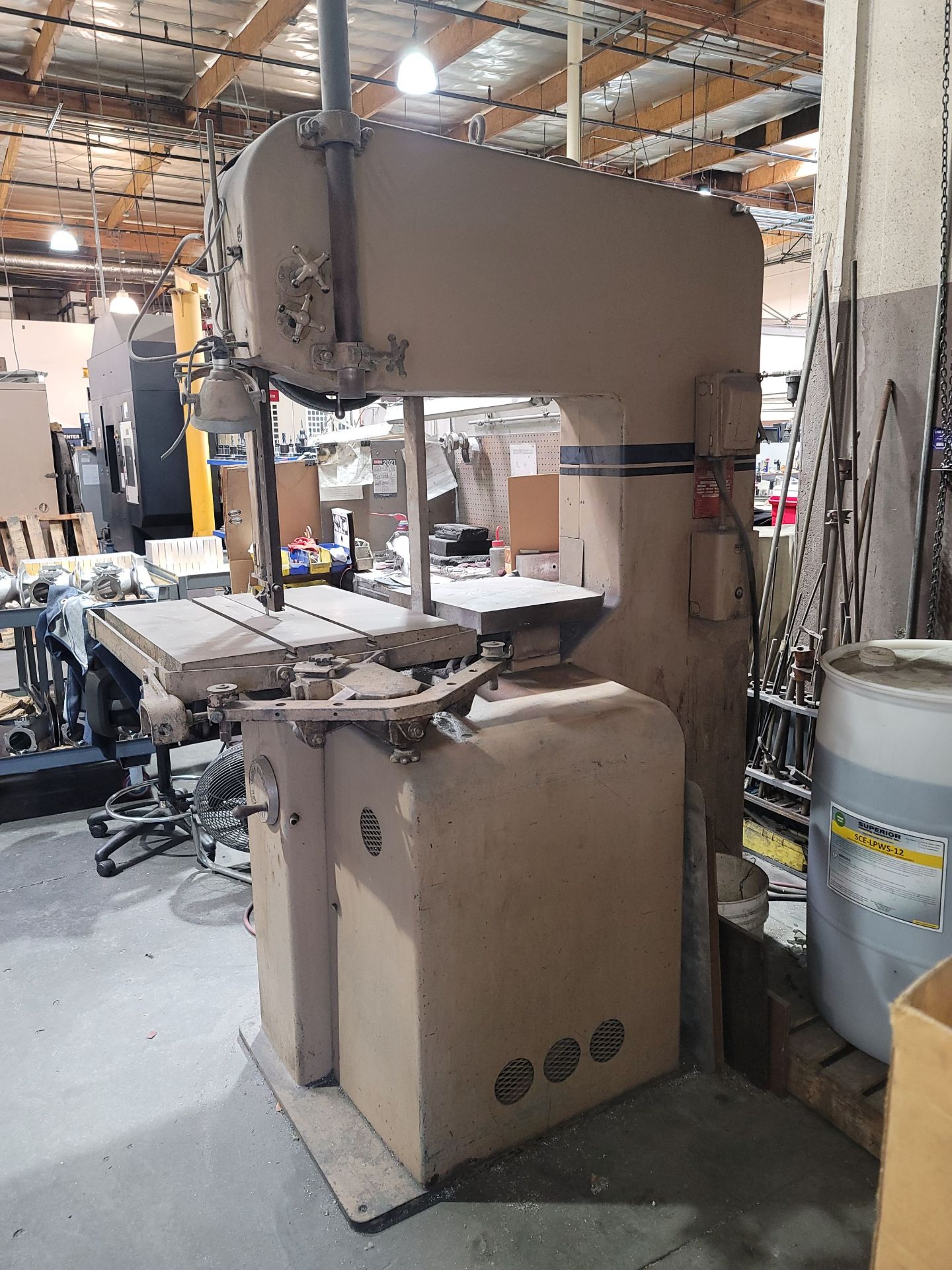 DOALL DBW-1A VERTICAL BAND SAW, DUAL TABLE, BLADE WELDER, GRINDER, S/N 5418028 - Image 2 of 4