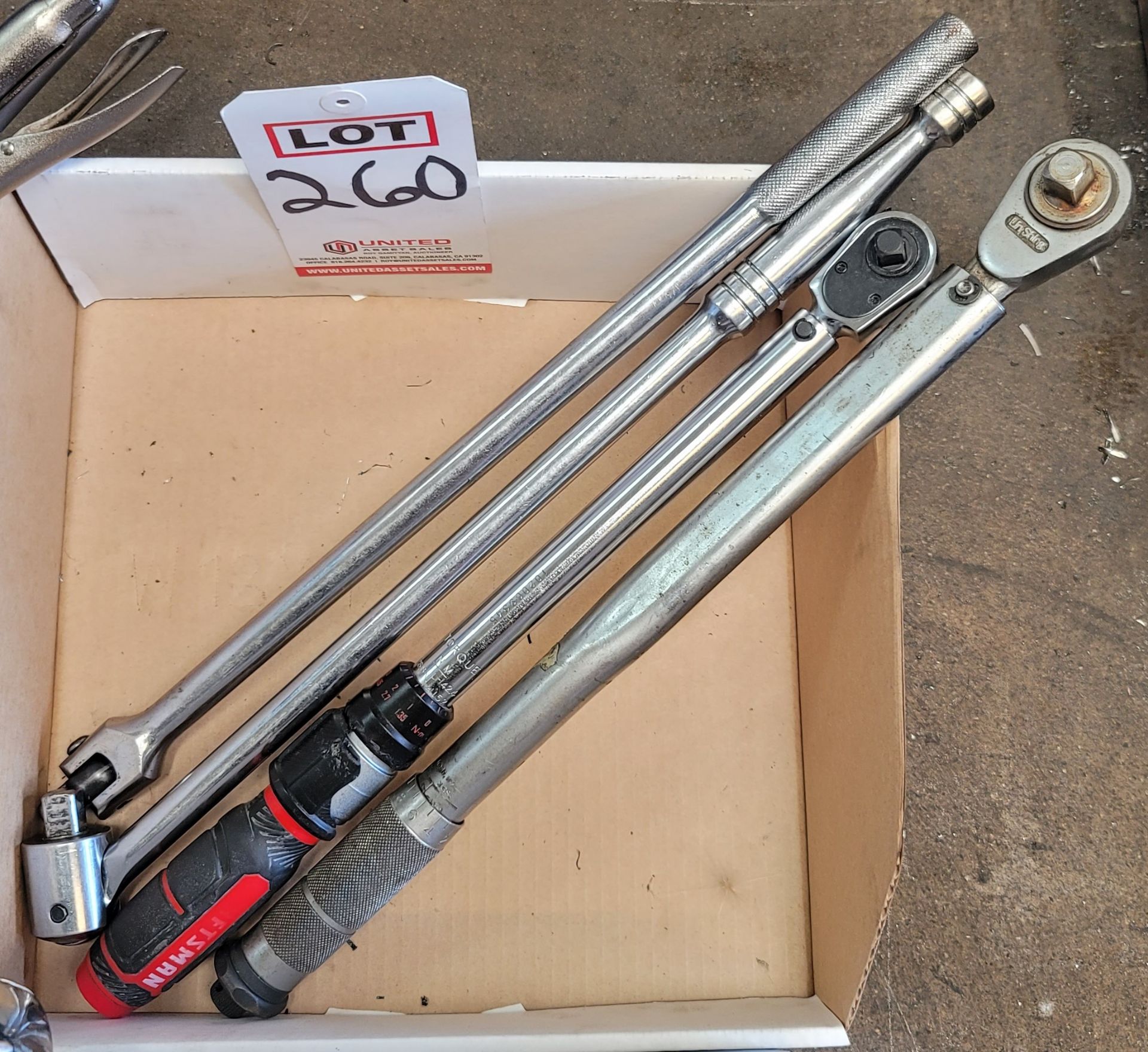 LOT - BREAKER BARS, RATCHET AND TORQUE WRENCH