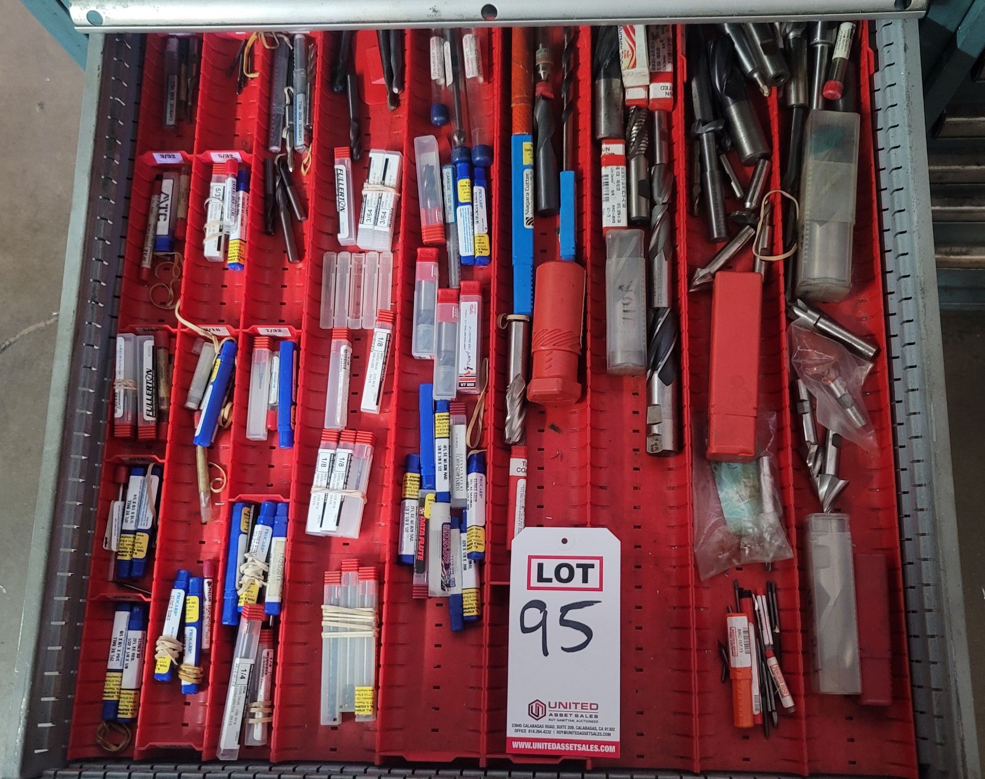 LOT - CONTENTS ONLY OF (1) DRAWER: END MILLS, SOME ARE CARBIDE