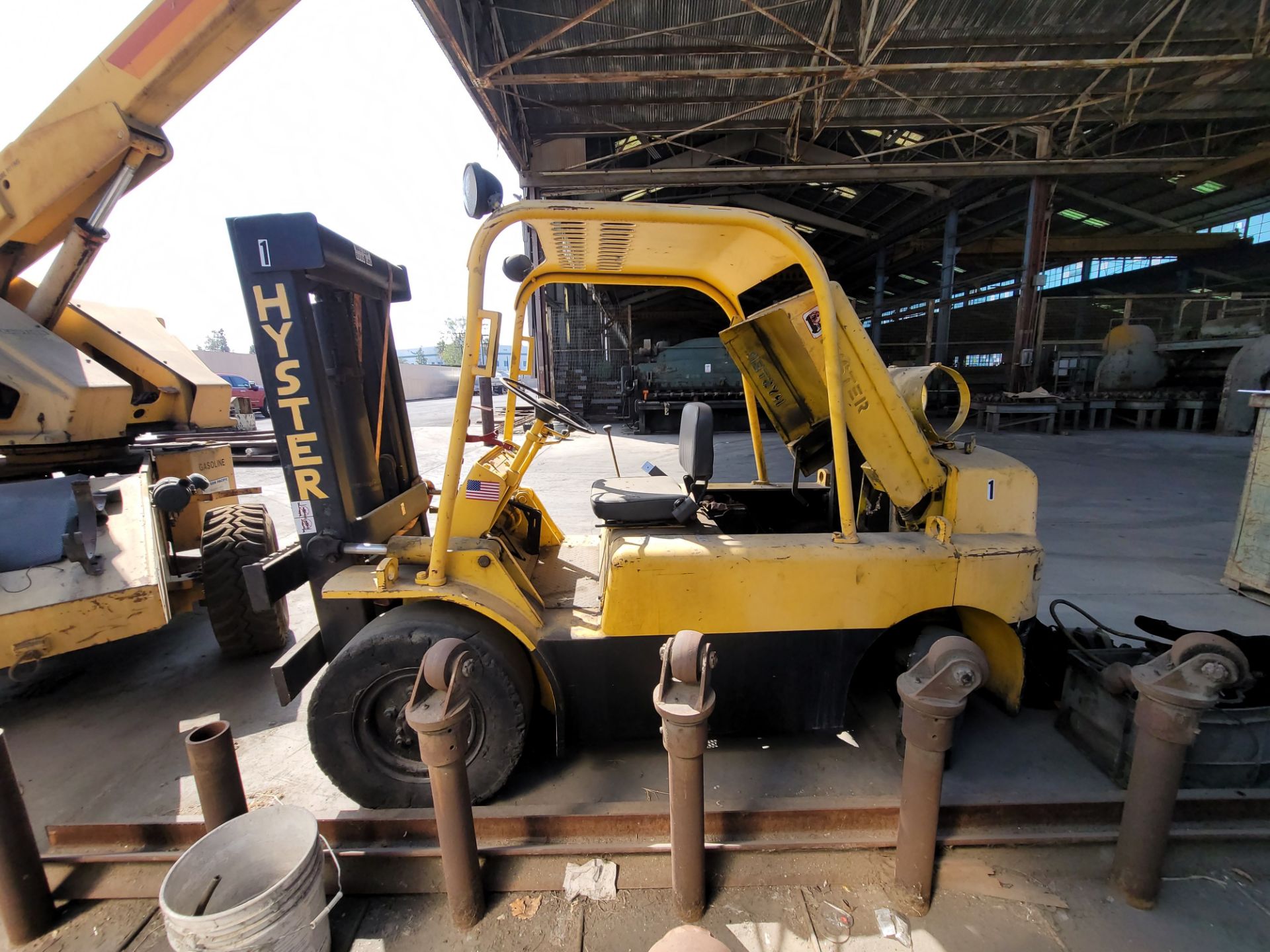 HYSTER H80C LPG FORKLIFT (NO ENGINE!), 8,000 LB CAPACITY, NO FORKS, 2-STAGE MAST, SOLID TIRES, - Image 2 of 8