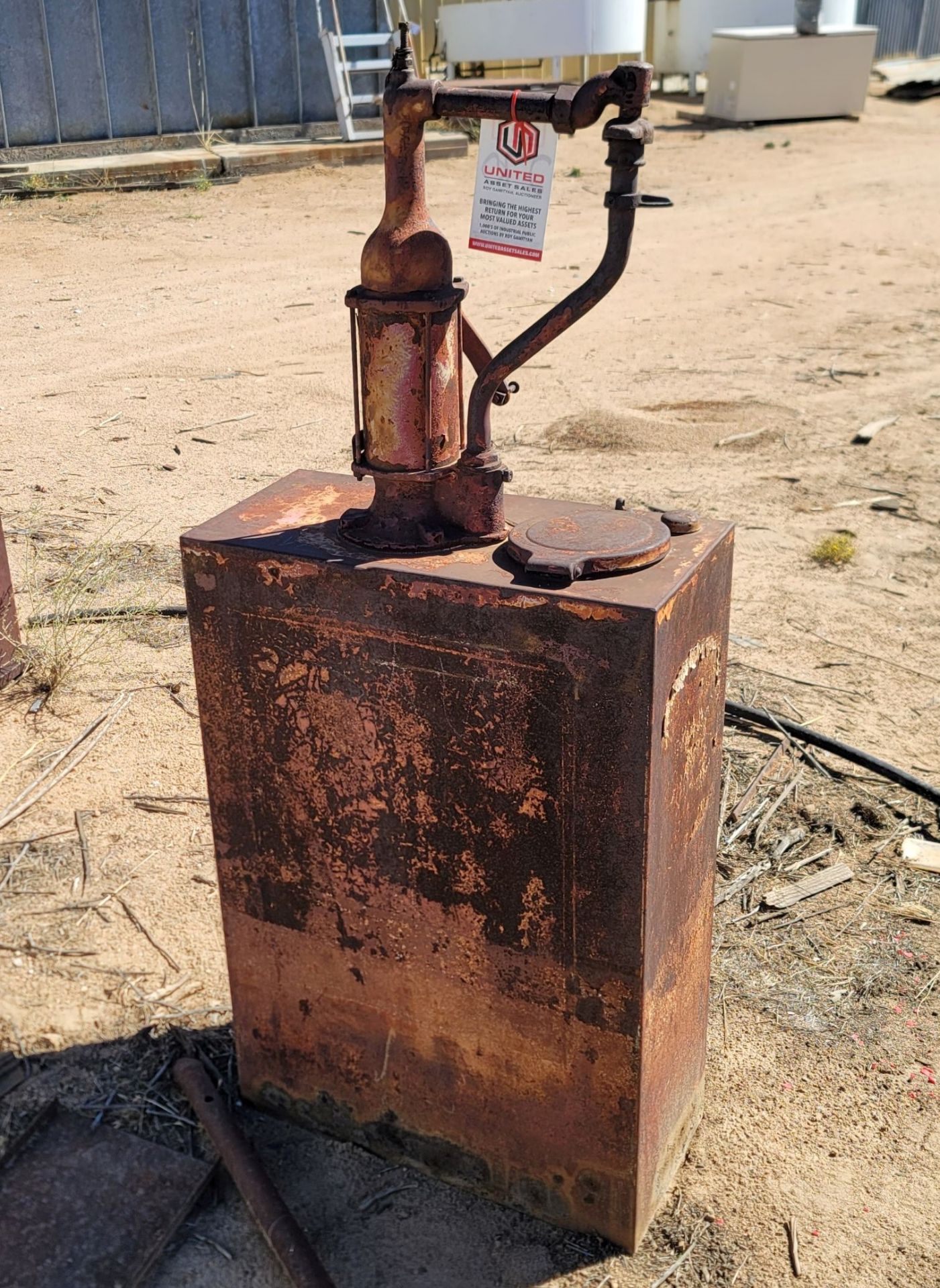 OIL PUMP AND CANNISTER - Image 3 of 3