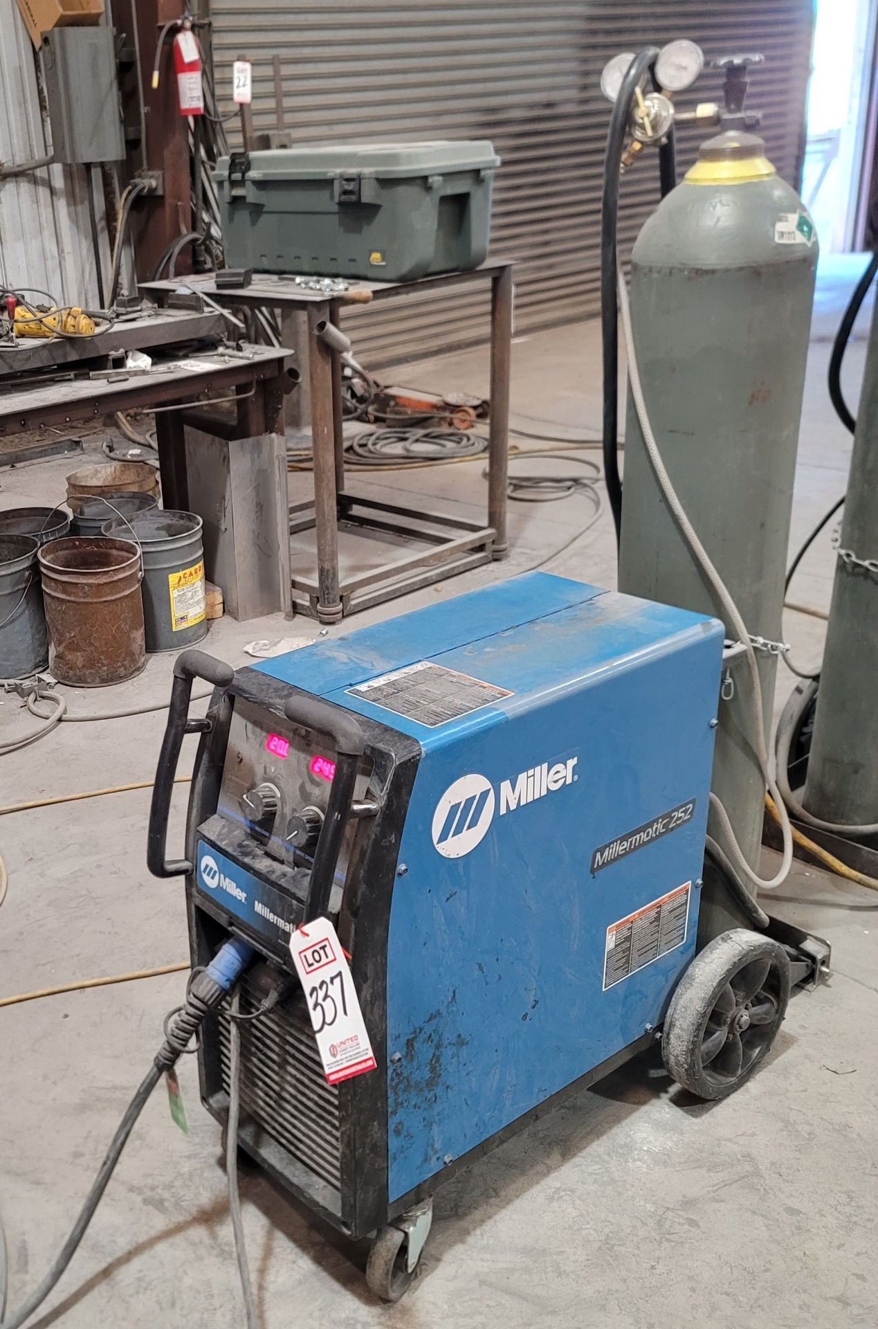 MILLER MILLERMATIC 252 MIG WELDER, STOCK NO. 907321, S/N NA250059N, W/ TANK AND REGULATOR