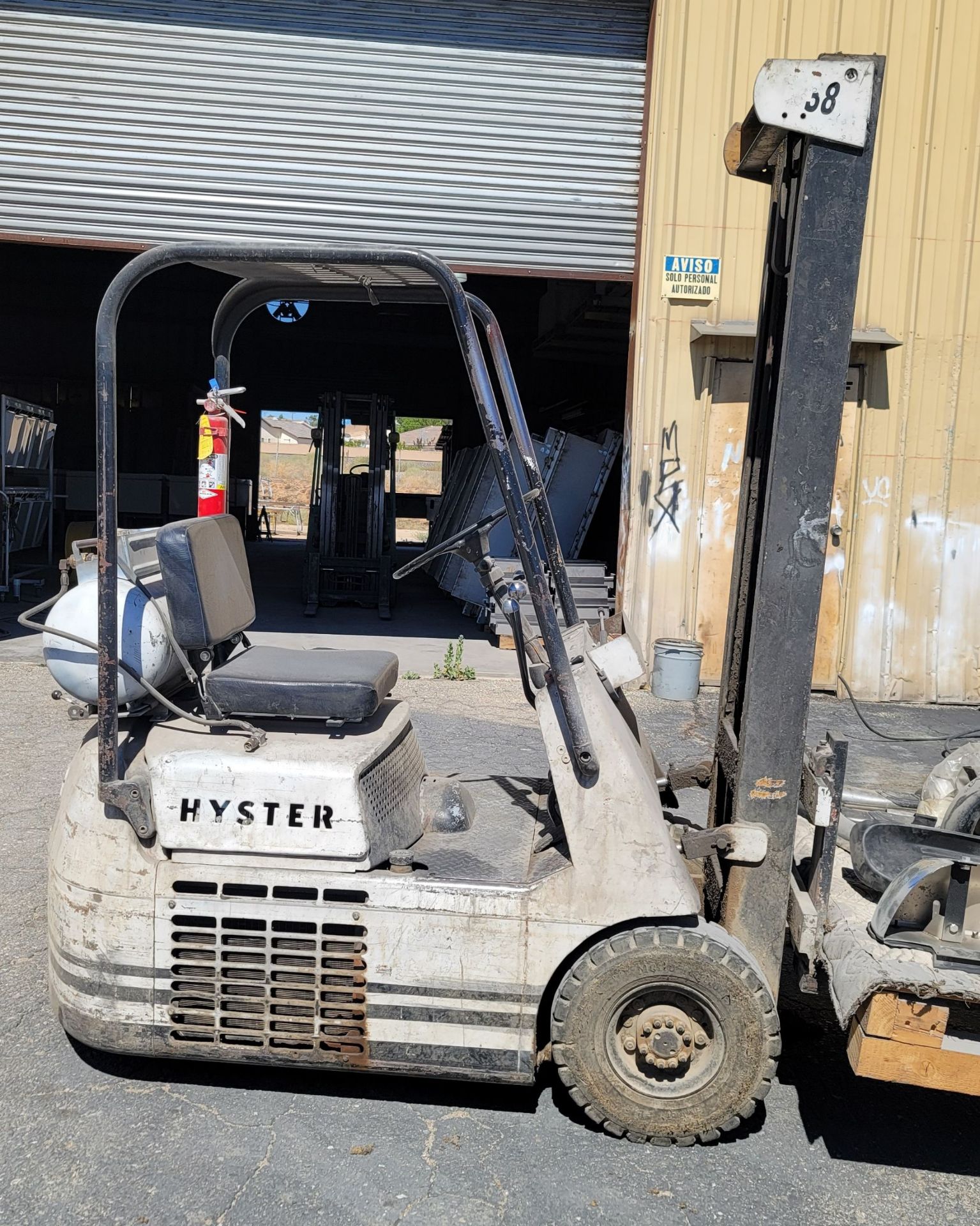HYSTER LP FORKLIFT, MODEL H20E, 2,000 LB CAPACITY, SINGLE STAGE MAST, 8,434 HOURS, SOLID TIRES, 4' - Image 2 of 5